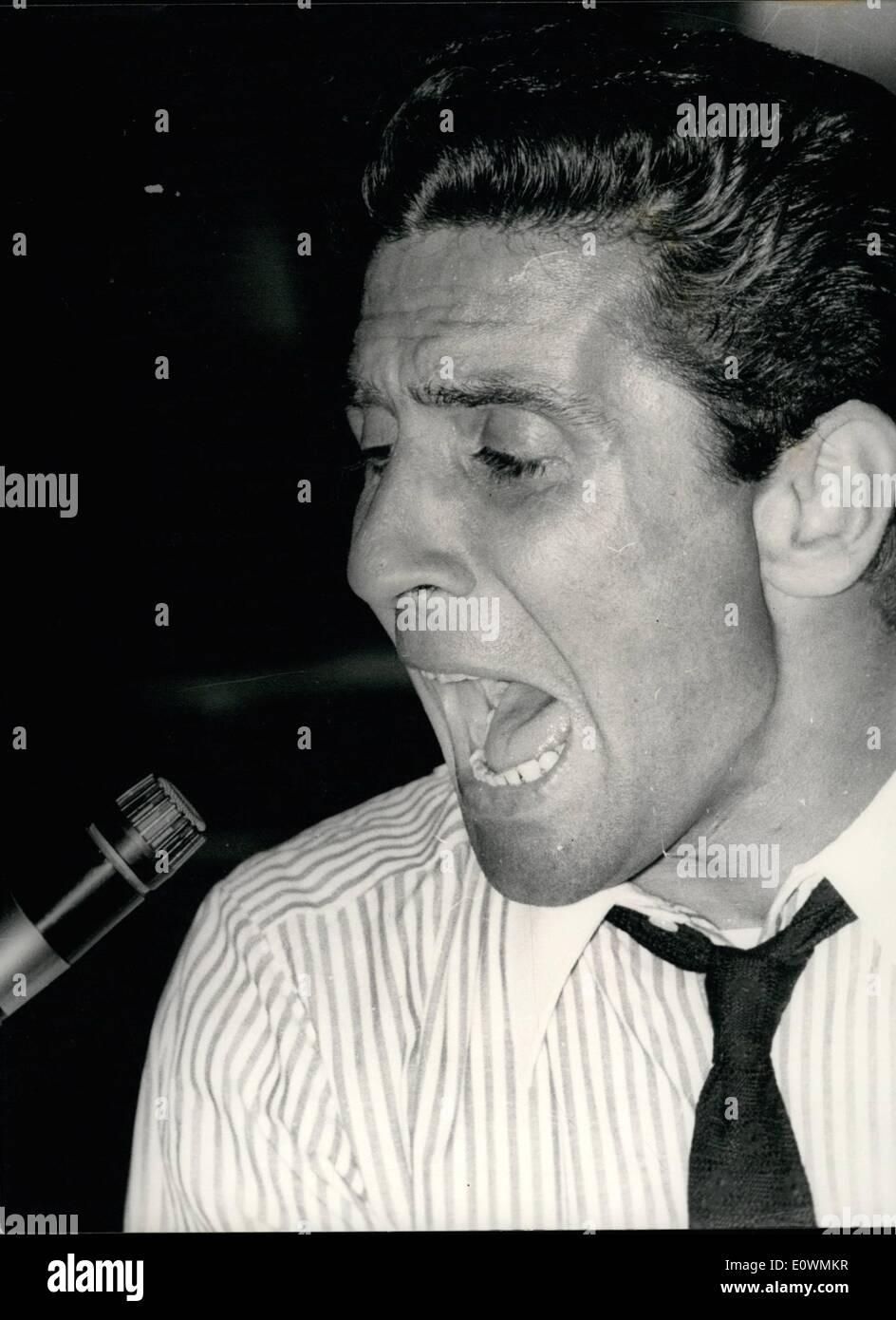 Sept. 09, 1963 - Gilbert Bécaud in Paris wieder.: Still bleiben auf den Listen, Autor - Komponist - Sänger Gilbert Becaud wird wieder eingeblendet, morgen auf der Bühne des Olympia Musik Haal in Paris. Seine Texte von seinem üblichen Team unterzeichnet werden: Amade, Delnoe, Vidalin und Aznavour. Foto zeigt Gilbert Becaud, in toller Form, ein Lied einstudieren. Stockfoto