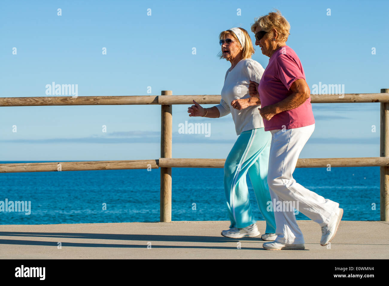 Aktion-Porträt älterer Frauen Joggen im freien zusammen. Stockfoto