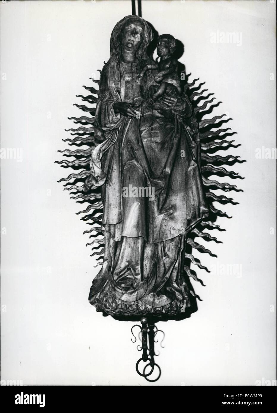 8. August 1963 - in 300 Arbeitsstunden restauriert: die berühmte "Madonna  im Rosenkranz" Tilmann Riemen Schneider wurde restauriert von dem  nationalen Amt für Denkmal-Anbau in München. Das schöne Kunstwerk wurde  nach der