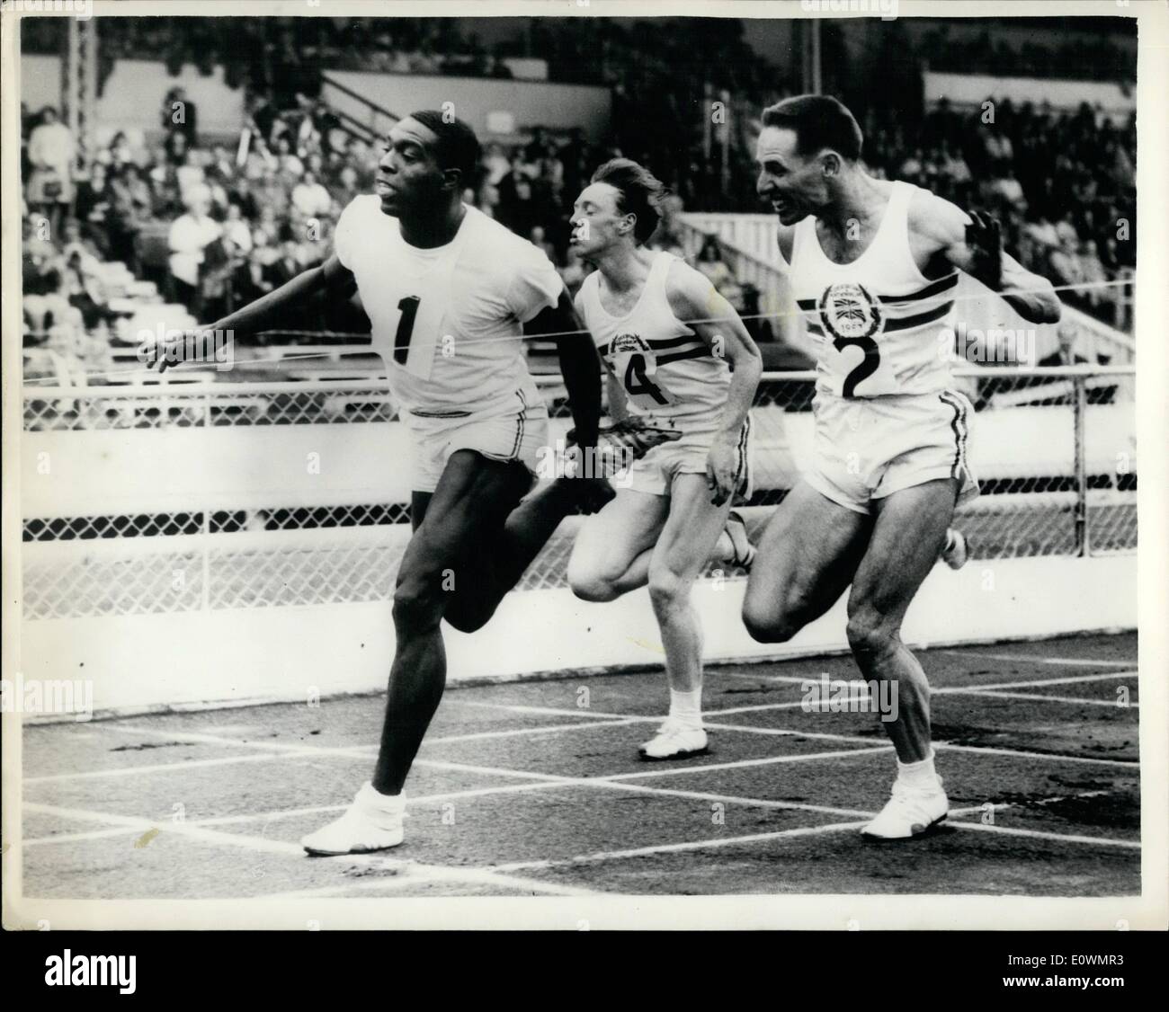 8. August 1963 - Hayes entspricht Stadion Rekord: damit die weiße Stadt, London, Stadion-Rekord von 9,5 Sekunden für das 100-Yard-Ereignis Amerikas ist Bob Hayes (links) Streifen nach Hause um das Ereignis in den USA Vs Großbritannien und Nordirland Track And Field zu gewinnen im Stadion heute erfüllen. Zweiter wurde Ron Jones aus Großbritannien (rechts) in 9,6 Sekunden und drittens war Berwyn schärft sonst von Großbritannien in 9,7 Sekunden. Stockfoto