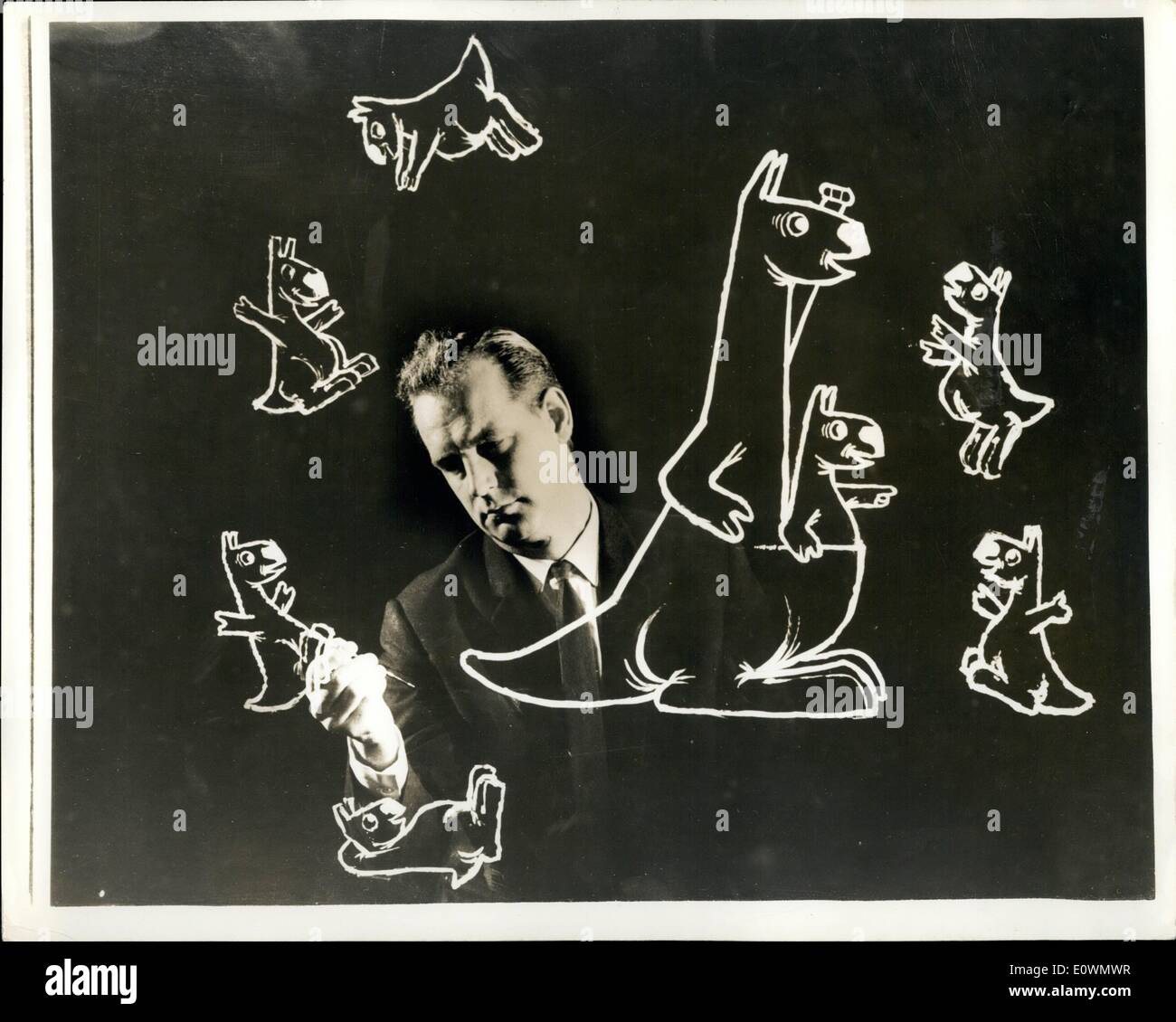 Sept. 09, 1963 - Symbol für neue TV-Kanal. : Die neue BBC-TV-Sender wegen Anfang April 1964 ist bekannt als BBC 2. und es wird ein Känguru als Symbol. das Foto zeigt Künstler Desmond Mr Wood, Br, die im Auftrag der BBC 2 Kängurus zu zeichnen hat. Stockfoto