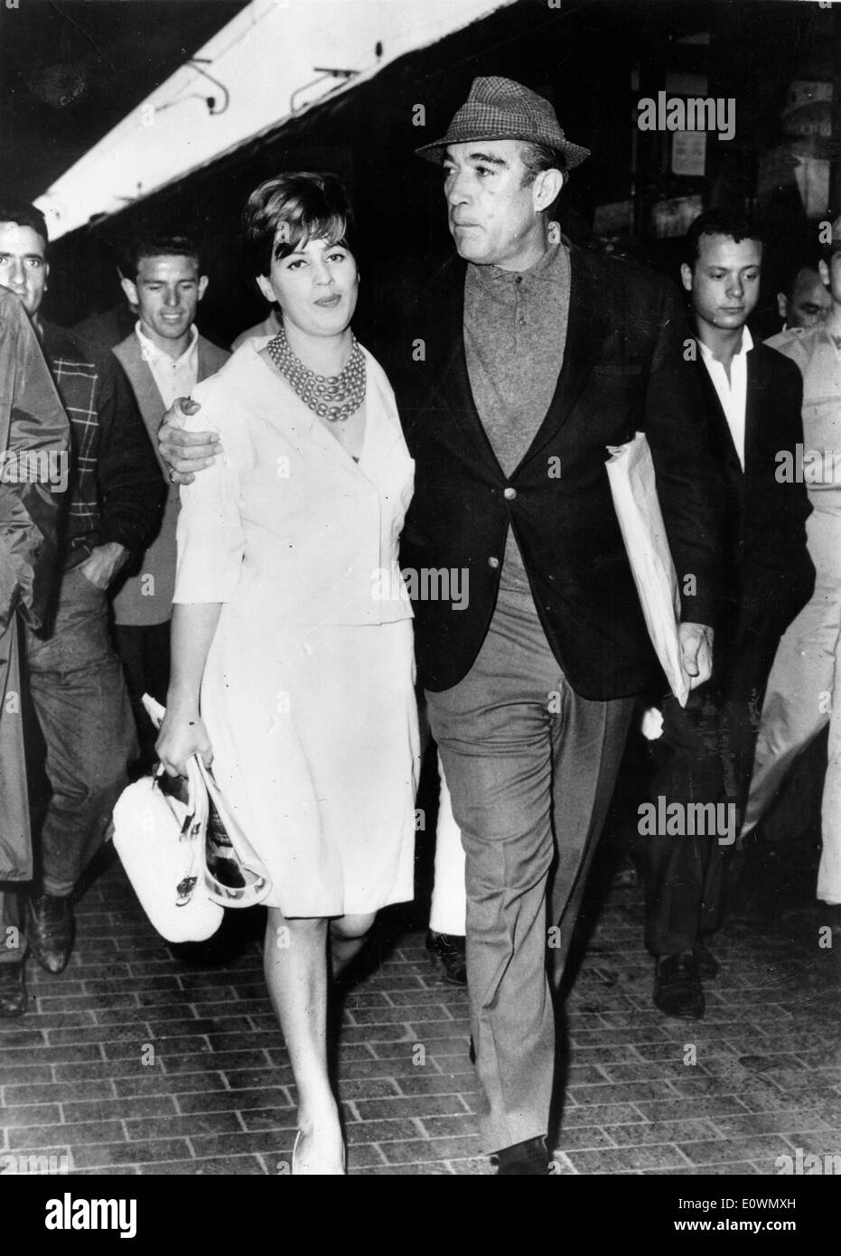 Schauspieler Anthony Quinn lasse Italien mit Frau Jolanda Stockfoto