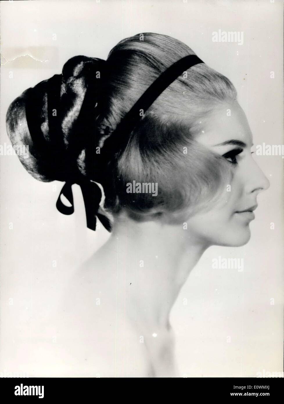 Sept. 10, 1963 - Griechisch Veranlassung in Haar-Mode: Foto zeigt '' Athene '' Frisur entworfen von Claude - Simon bilden Charles von der Itz in Paris, mit einem dreifach-Dutt von griechisch - Stil (Nylonhaar) halten Sie mit schwarzem Nylon-Bögen. Stockfoto