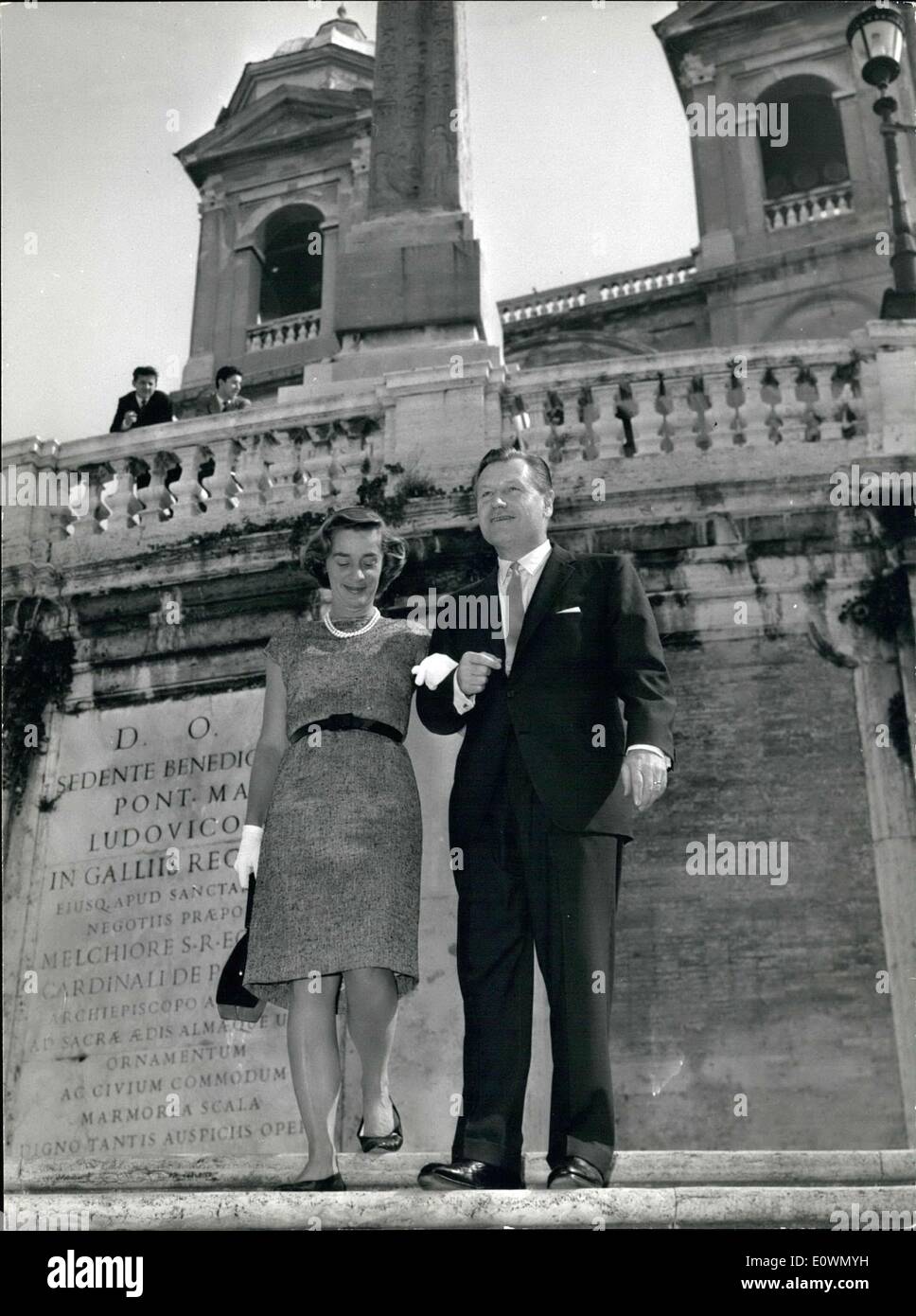 Sept. 24, 1963 - Nelson Rockfeller, Gouverneur von New York, letzte Nacht in Rom angekommen, auf dem Weg nach London, begleitet mit seiner Frau glücklich, Herr Rockeffeller erhalten den Papst Paul VI. Foto zeigt Mr. und Mrs Nelson Rockfeller in der Trinita dei Monti. Stockfoto