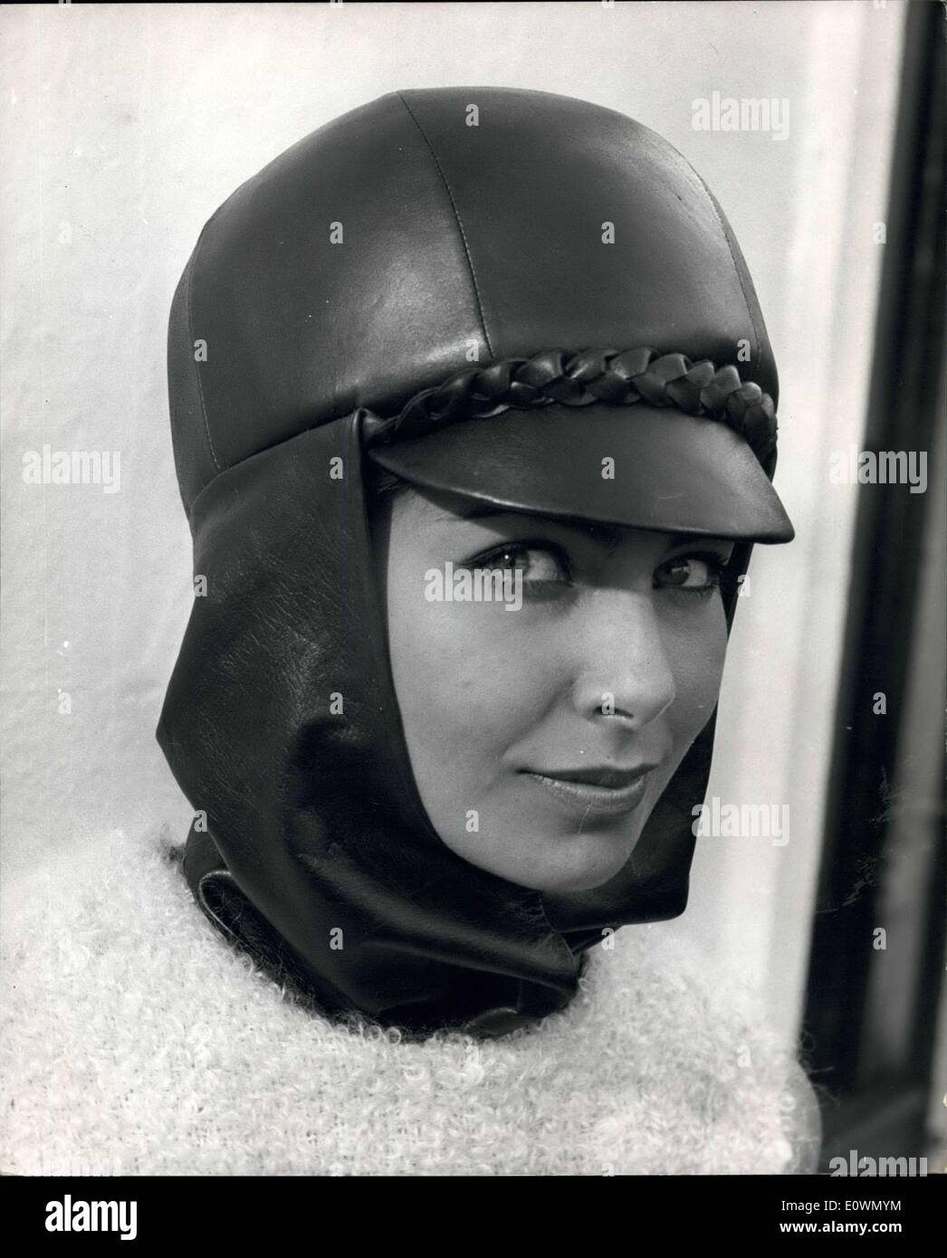 Sep 25, 1963 - Simone Mirman Kollektion für Herbst und Winter 1963; Foto zeigt Sandara Russel modelliert einen schwarze Kind Balaclava Helm. Stockfoto