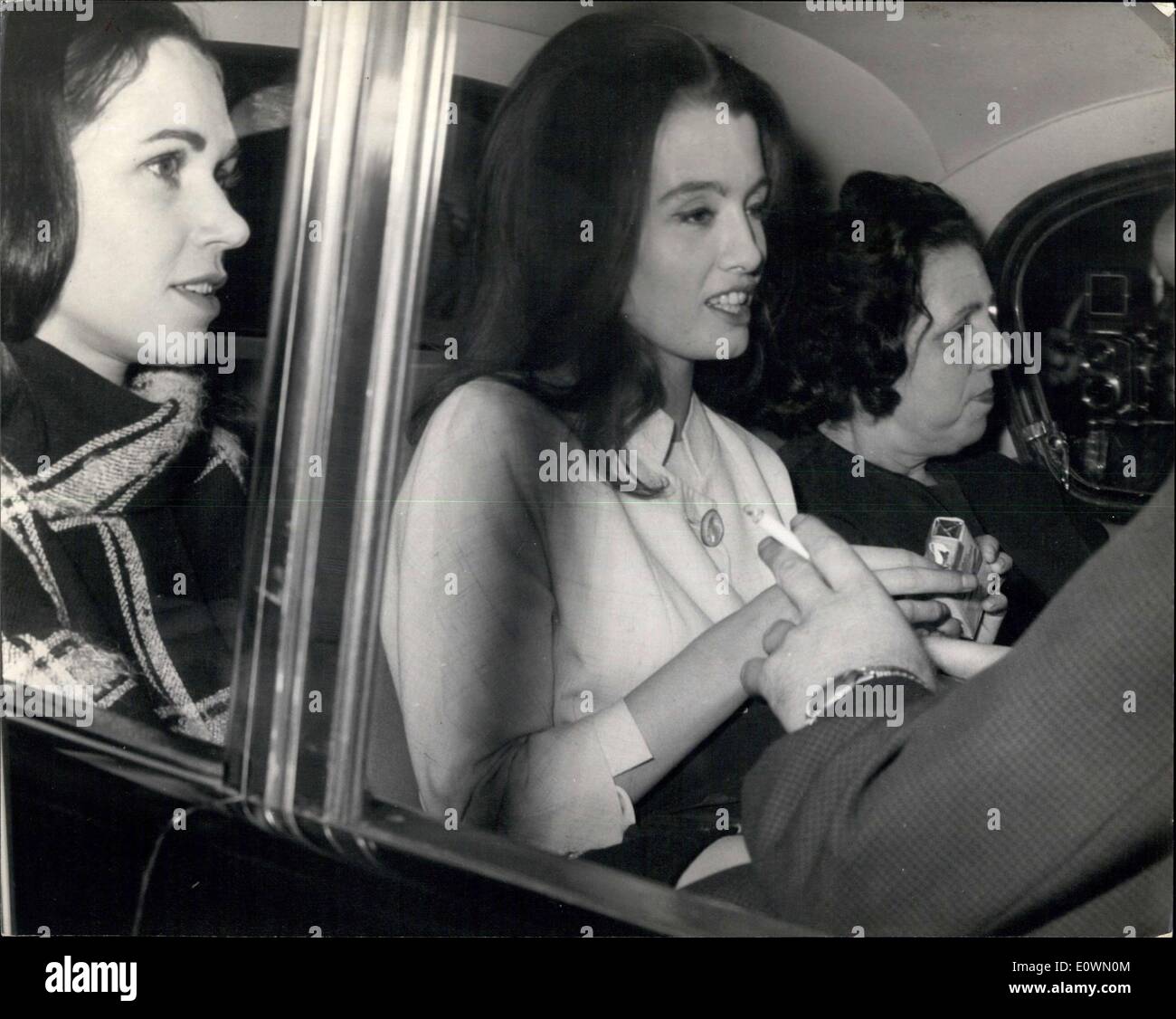 2. Oktober 1963 - Keeler Case - erster Tag: ab heute war der Fall in welchem Christine Keeler, Paula Hamilton Marshall und Haushälterin Olive Brooker wird vorgeworfen, den Lauf der Gerechtigkeit zu behindern, begann am Marylobone Hof heute. Ihnen wird vorgeworfen, nach Zwischenfälle in ihrer Wohnung in der Nacht, dass farbige Sängerin, die '' Lucky'' Gordon Verwundung Keeler beschuldigt wurde, für schuldig befunden, und anschließend entlassen. Bild zeigt: Nachdem heute (von links nach rechts) Paula Hamilton-Marshall, Christine Keeler und Olive Brooker zu hören ist. Stockfoto