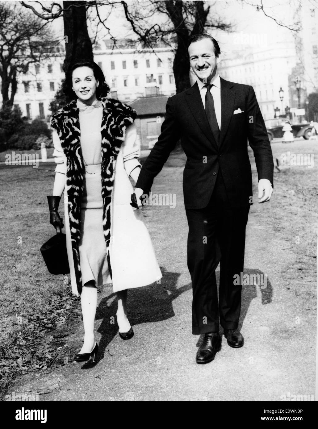 Schauspieler David Niven geht mit Frau Hjordis Stockfoto