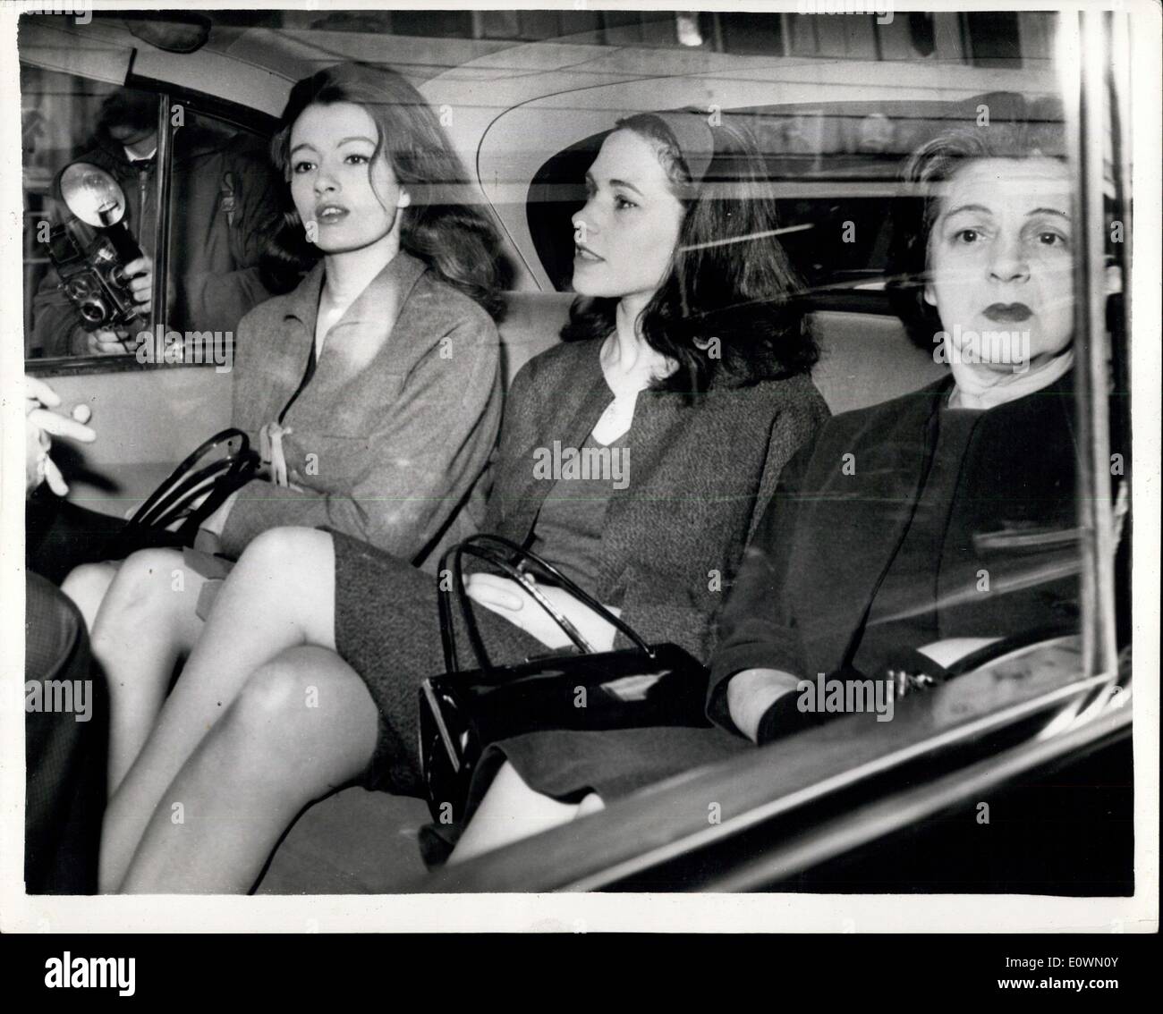4. Oktober 1963 - Keeler Case - 3. Tag: der Fall, in dem Christine Keeler, Paula Hamilton Marshall und Olive Brooker beschuldigt, verschworen, den Lauf der Gerechtigkeit, Beagan zu behindern, es heute Dritter Tag in Marylebone ist. Foto zeigt die drei verlassen Angeklagten nach Hause zu Gericht heute teilnehmen. (Lfet nach rechts) Keeler, Hamilton-Marshall und Brooker im Auto heute. Stockfoto