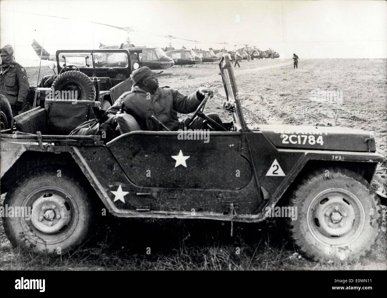 4. Oktober 1963 - militärische Übung der drei Nationen: als Grafenwohr (Süddeutschland) 70 Offiziere der NATO, die Mitglieder eines Kurses "NATO Defense College" der NATO-Akademie in Paris sind, Zeugen mit großem Interesse die Demonstration von den modernsten NATO weapons und ein Beispiel für gute Organisation von deutschen, amerikanischen und französischen Soldaten, In eine große militärische Übung drei Armeen auf Bataillon-Base zum ersten Mal gekämpft. Foto zeigt einen amerikanischen Soldat während der Manöver in den Hintergrund-Hubschraubern. Stockfoto