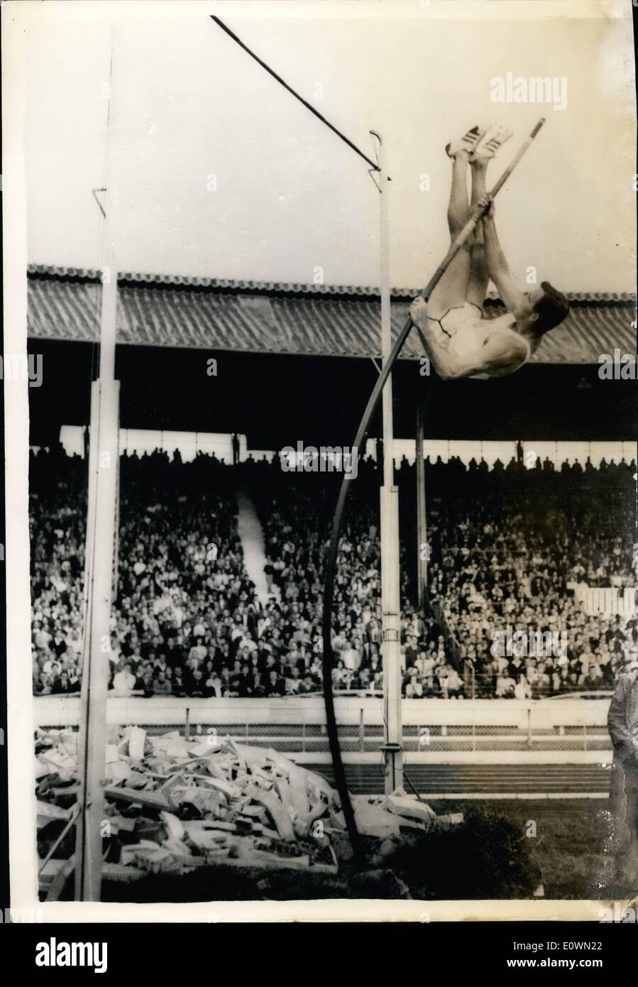 8. August 1963 - neuer Weltrekord in der Pole vault von 16 ft 10 1 / 4inches.: während Großbritannien USA Leichtathletik Mach Stockfoto