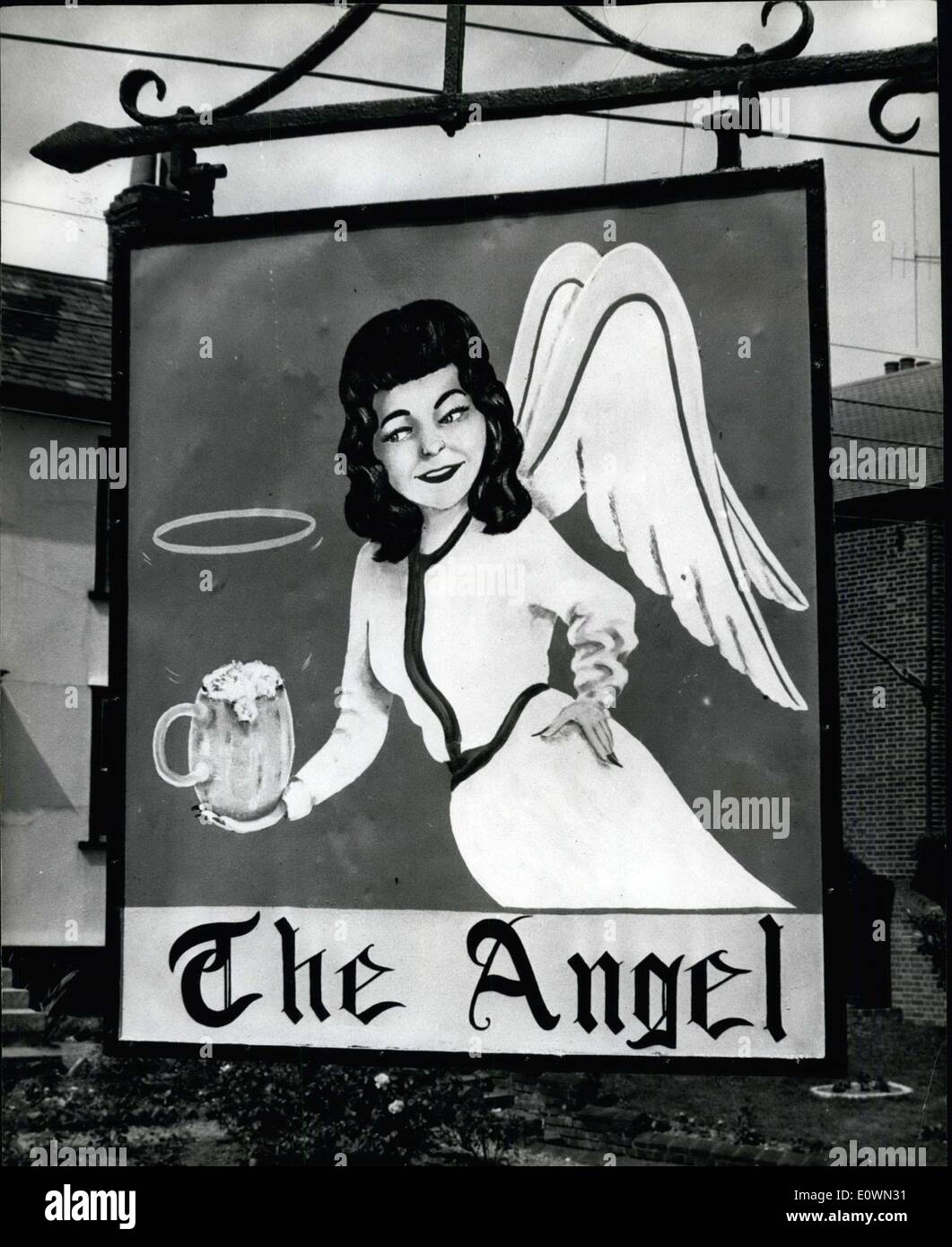13. August 1963 - Halo über Bier-Ursachen-Reihe. Engel wie Christine Keeler: Als ein neuen Zeichen in einer Gastwirtschaft in Braintree, Essex erschien, löste es eine Zeile. Das Pub ist "Der Engel" genannt, und die Zeichen zeigt einen Engel hält einen Pint Bier, von denen ein Lichthof ist, übertrieben. Der Pfarrer von Braintree, Pfr. F.C. Trundley hieß die Zeichen '' eine Schande '' und fragte nach dem Schild entfernt werden, dass es respektlos ist, aber die Zöllner und die Brauerei gesagt haben, dass sie nicht die Absicht, es zu entfernen. Menschen haben auch die Engel mit Christine Keeler verglichen. Stockfoto