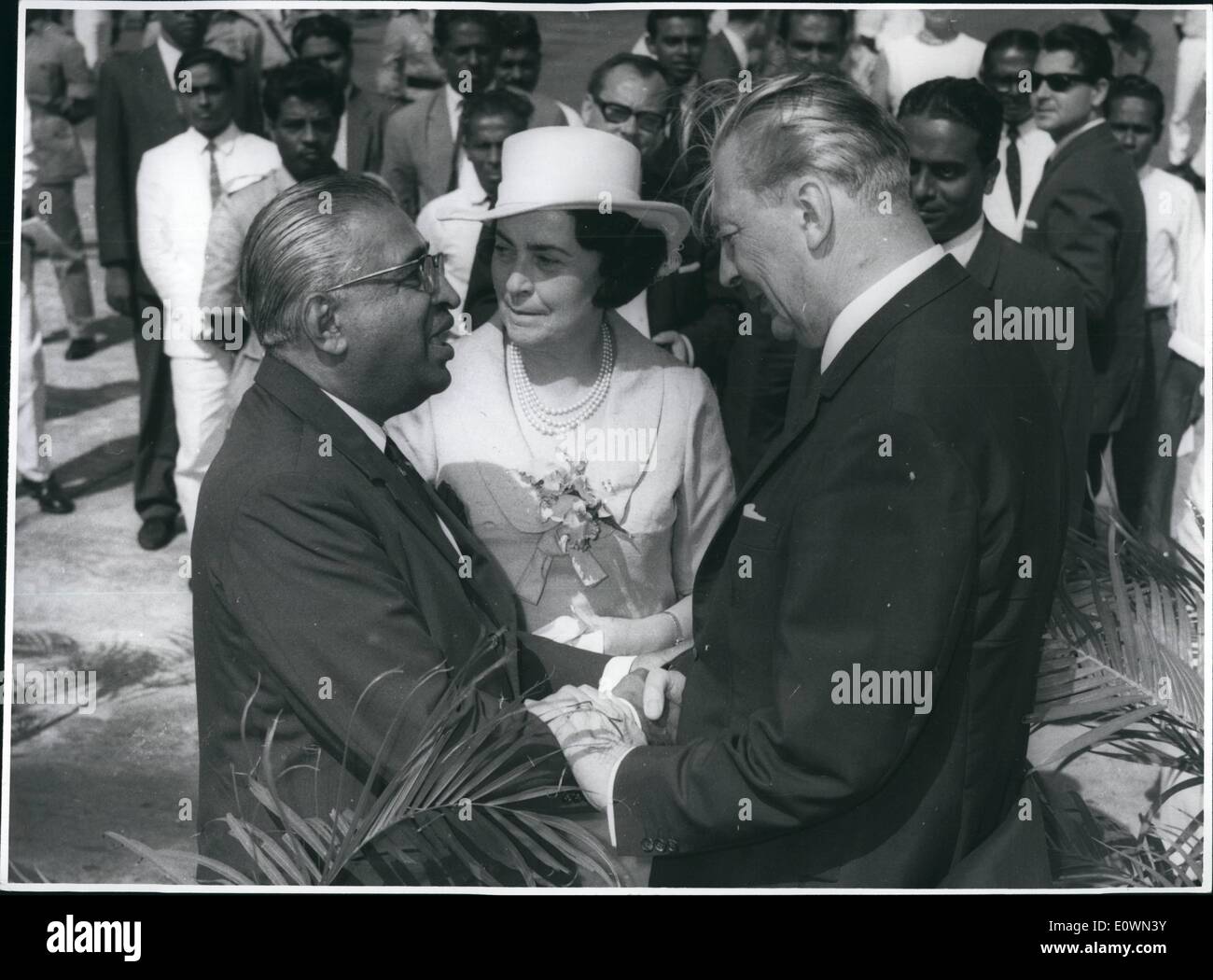 12. Dezember 1963 - '' Abschied von Ceylon und vielen Dank für die wunderbare Tour hatten wir hier in der Tat ''. Kurt Kiesinger erzählt Ceylon Premierminister Dudley Senanayak vor dem Bundeskanzler und Frau Kiesinger (White Hat0 wuchs gebunden für Bonn über Pakistan. Stockfoto