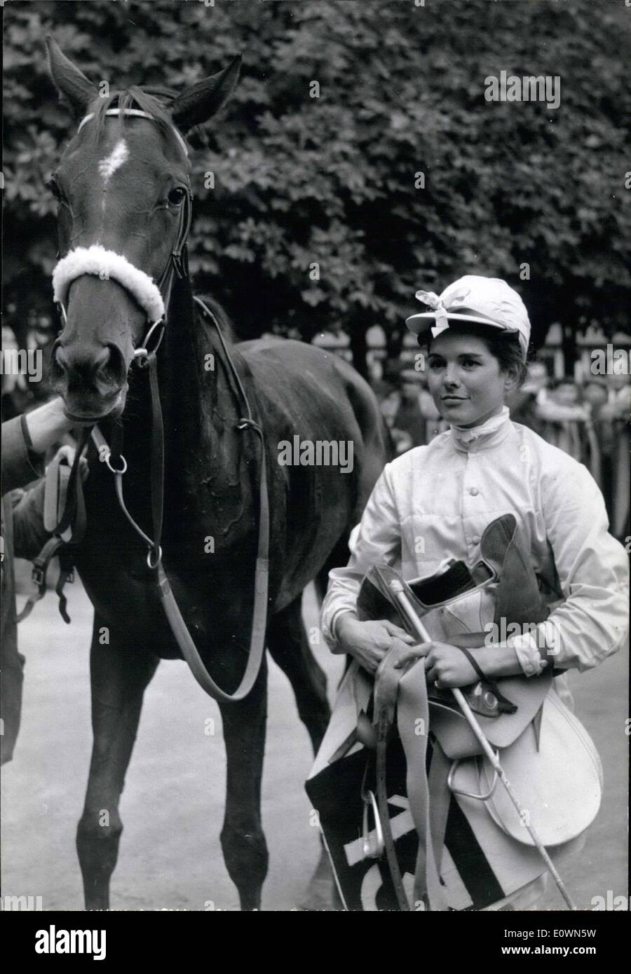 5. Oktober 1963 - Prix Des Lionnes '' gewann von Isabelle Le Maresquier'' die Frauen Fahrer holte sich Miss Isabelle Le Maresquier, Nichte des Mr.Michel Debpe, ehemaliger französischer Premierminister vergibt. Miss Le Maresquier '' Belle Rime'' montiert und hatte die Nummer 13. Foto zeigt nach ihrem Sieg verpassen Isabelle Le Maresquier, tragen ihren Sattel neben '' Belle Rime " Stockfoto