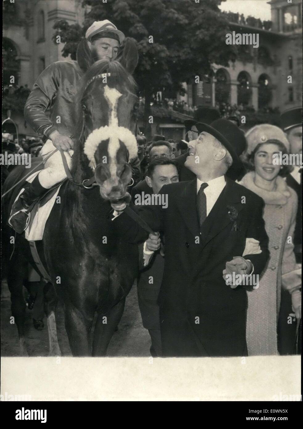 5. Oktober 1963 - Exbury gewann Prix de l ' Arc de Triomphe. Hier ist er im Bild mit seiner Reiterin, J. Deforge, und der Baron und Baronin Guy de Rotschild. Stockfoto