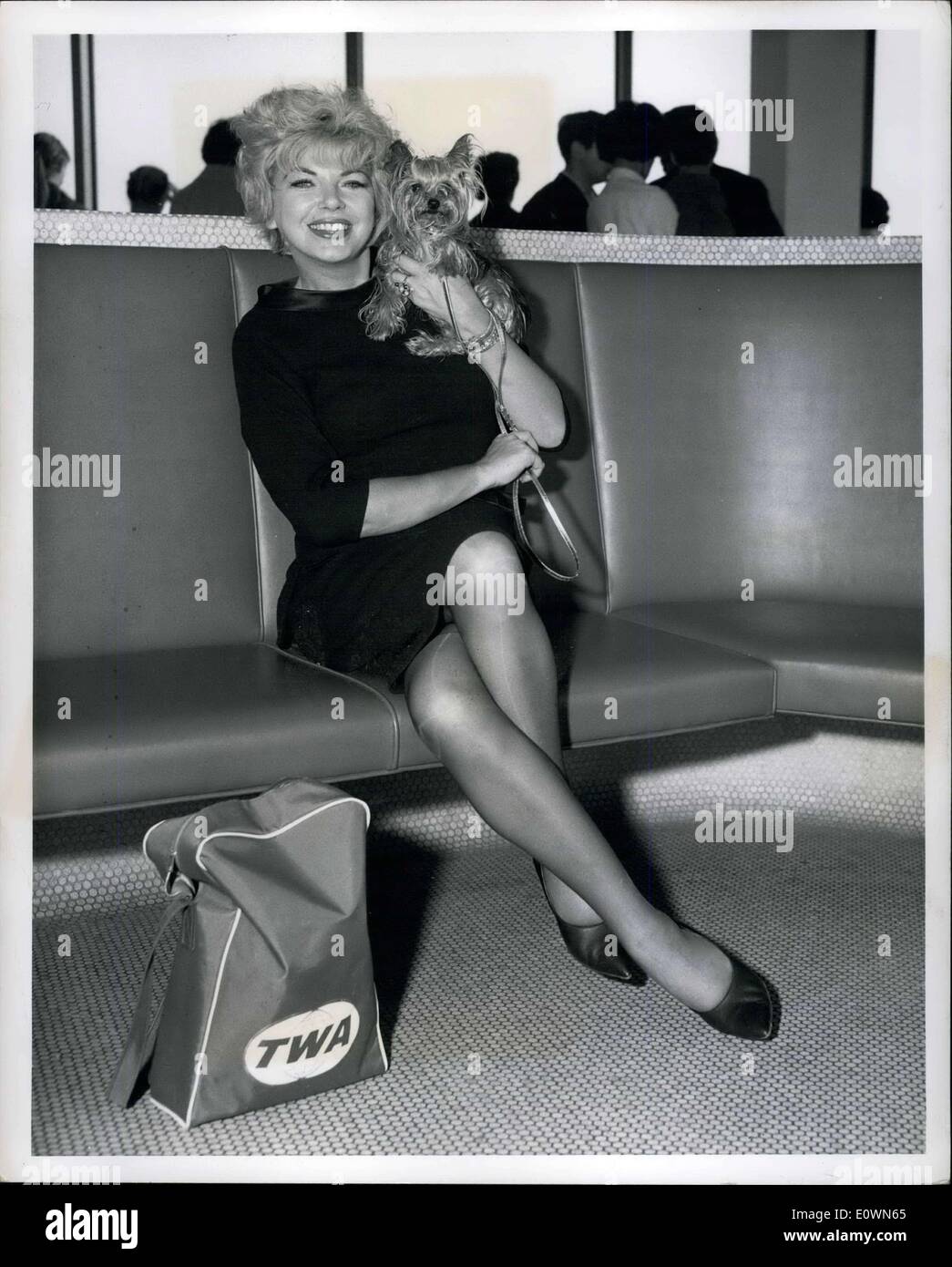7. Oktober 1963 - New York International Airport, Okt 7,1963..: Schauspielerin Barbara Nichols zeigt sich in Trans World Flight Center vor dem Einsteigen in ein TWA Jerliner nach Los Angeles, um arbeiten an einem neuen Film '' die aus Schlaflos in New York." Es Co-stars Glen Ford und Geralding Seite. Stockfoto