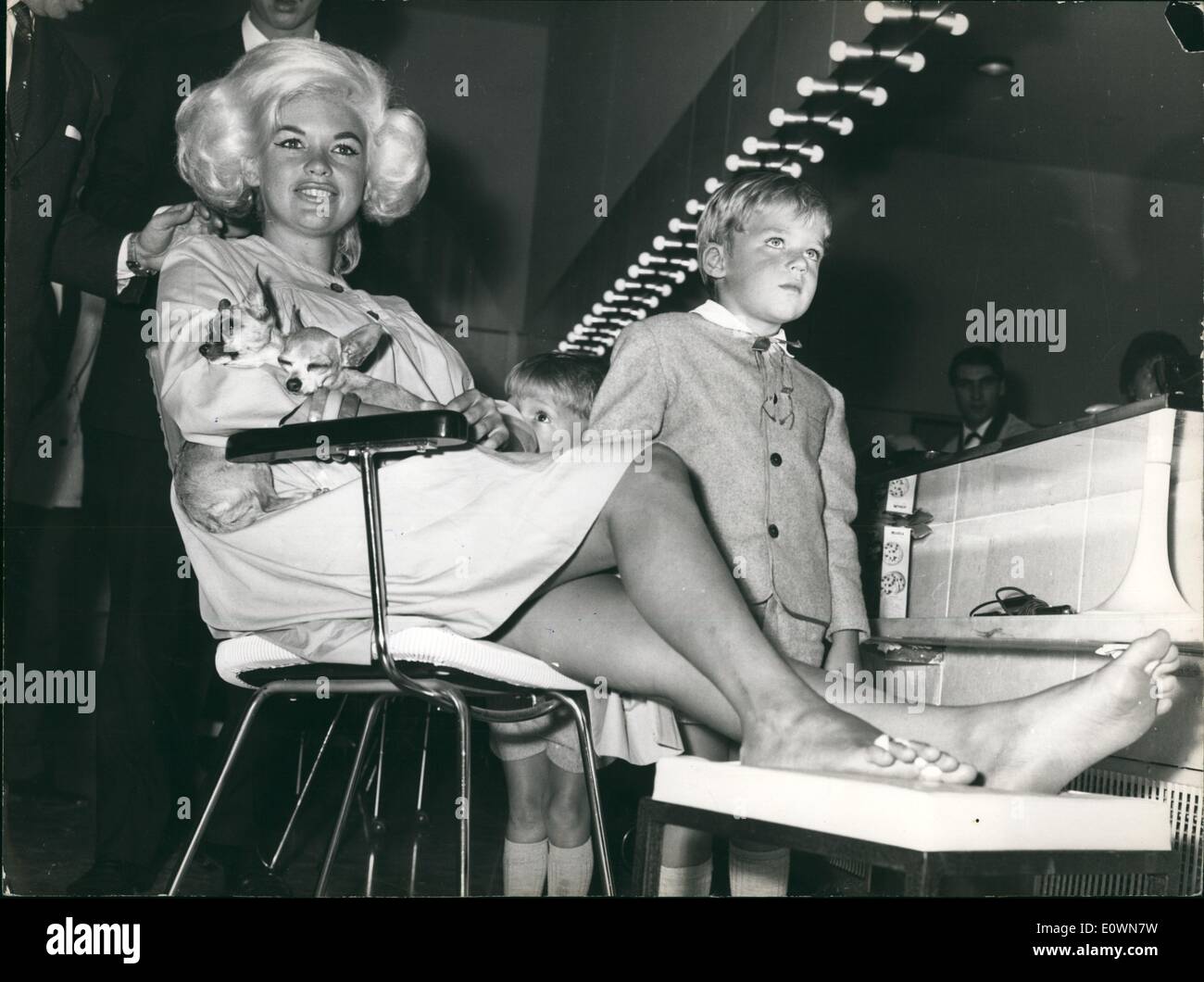 10. Oktober 1963 - erwartet Jayne Mansfield die explosive amerikanische Schauspielerin gestern nach Rom kam, um den Stern im Film '' die Mansfield Welt '' heute beim Hotel Hilton Friseur abgebildet war, während sie unter die Heilung von zwei Friseur war, während sie unter die Heilung von zwei Friseur war, der ihr eine neue sensationelle Friseur namens '' Trambling'' die Schauspielerin versucht ein Baby. Stockfoto