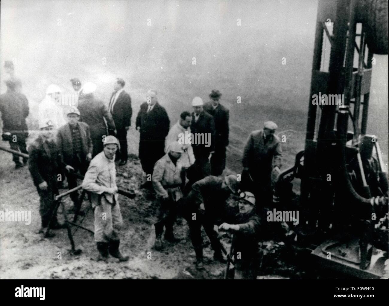 10. Oktober 1963 - schreckliche Mine Katastrophe in Niedersachsen / Deutschland: die größte Mine Katastrophe nach dem zweiten Weltkrieg in Deutschland in Freitag Nacht passiert ist. Riesige Mengen an Wasser in Lengede-Broistedt in der Nähe von Braunschweig in der Mine '' Mathilde'' gebrochen / Bundesrepublik Deutschland. Eine große Filteranlage war defekt. Von 129 Bergleute sind 79 gespeichert. Sieben Bergleute sollen Tag gespeichert. Die letzten 43 Bergleute sind wahrscheinlich ertrunken sein. Unser Bild zeigt: Drill - Arbeit für die Rettung der Bergleute, die Ckoked oben mit Erde und Wasser sind. Stockfoto