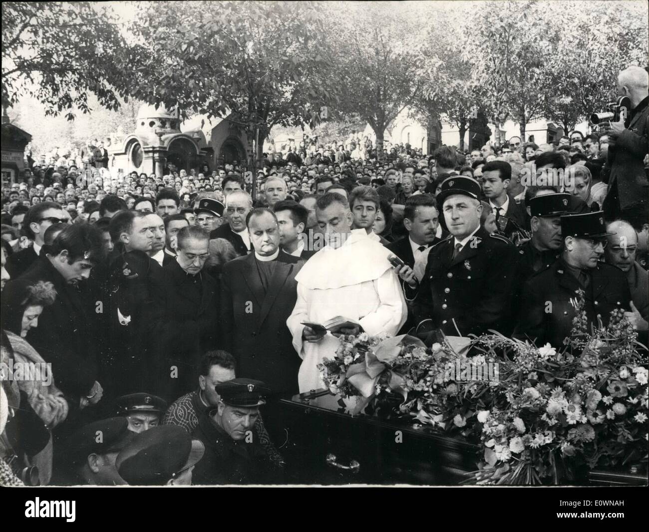 10. Oktober 1963 - Beerdigung von Edith Piaf; Die Beerdigung von Edith Plaf fand heute Morgen bei der Cimetary Pere Lachaise in Paris. Tausende von Menschen waren anwesend. Das Foto zeigt die R.P. Leclerc, Kaplan der katholischen Union von Theater und Musik und der Kaplan des Gefängnisses Fresnes über den Sarg von Edith Piaf zu beten. Auf der linken, Theo Sarapo Ehemann von Edith Piaf. Stockfoto