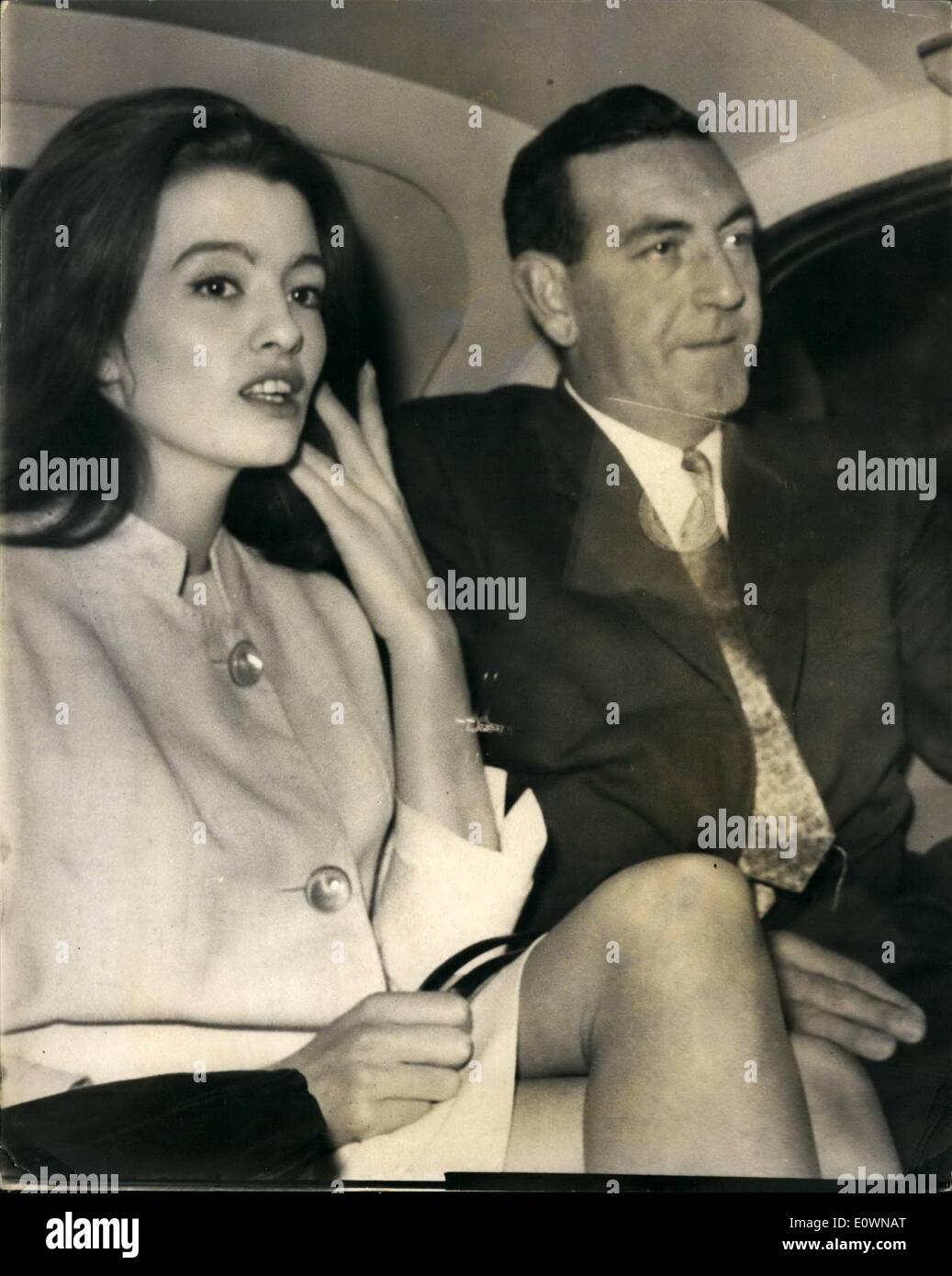 10. Oktober 1963 - Keeler Fall öffnet. Christine Keeler, ihrer Freundin Paula Hamilton-Marshall, ihre Haushälterin, die Olive Brooker und Rudolph Fenton alle in Marylebone Gericht erschienen angeklagt verschworen, den Lauf der Gerechtigkeit zu behindern. Foto zeigt:-Christine Keeler im Auto mit einer Escort Dame wie sie ihr Zuhause in Linhope Straße verlässt. Stockfoto