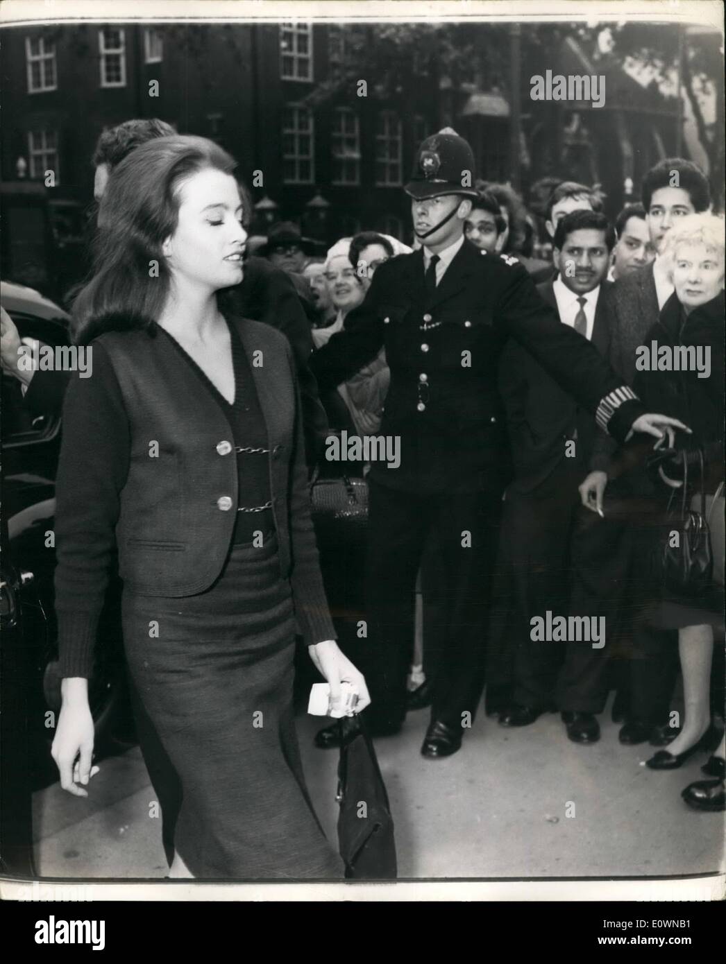 10. Oktober 1963 - Keeler Fass - zweiter Tag: der Fall, in dem Christine Keeler, ihre Freundin Paula Hamilton Marshall, Haushälterin Olive Brooker und West Indian Rudolph Fenton beschuldigte, verschworen, den Lauf der Gerechtigkeit, zu behindern den zweiten Tag in Marylebone Court eingegeben. Foto zeigt Christine Keeler zur heutigen Anhörung kommt. Stockfoto