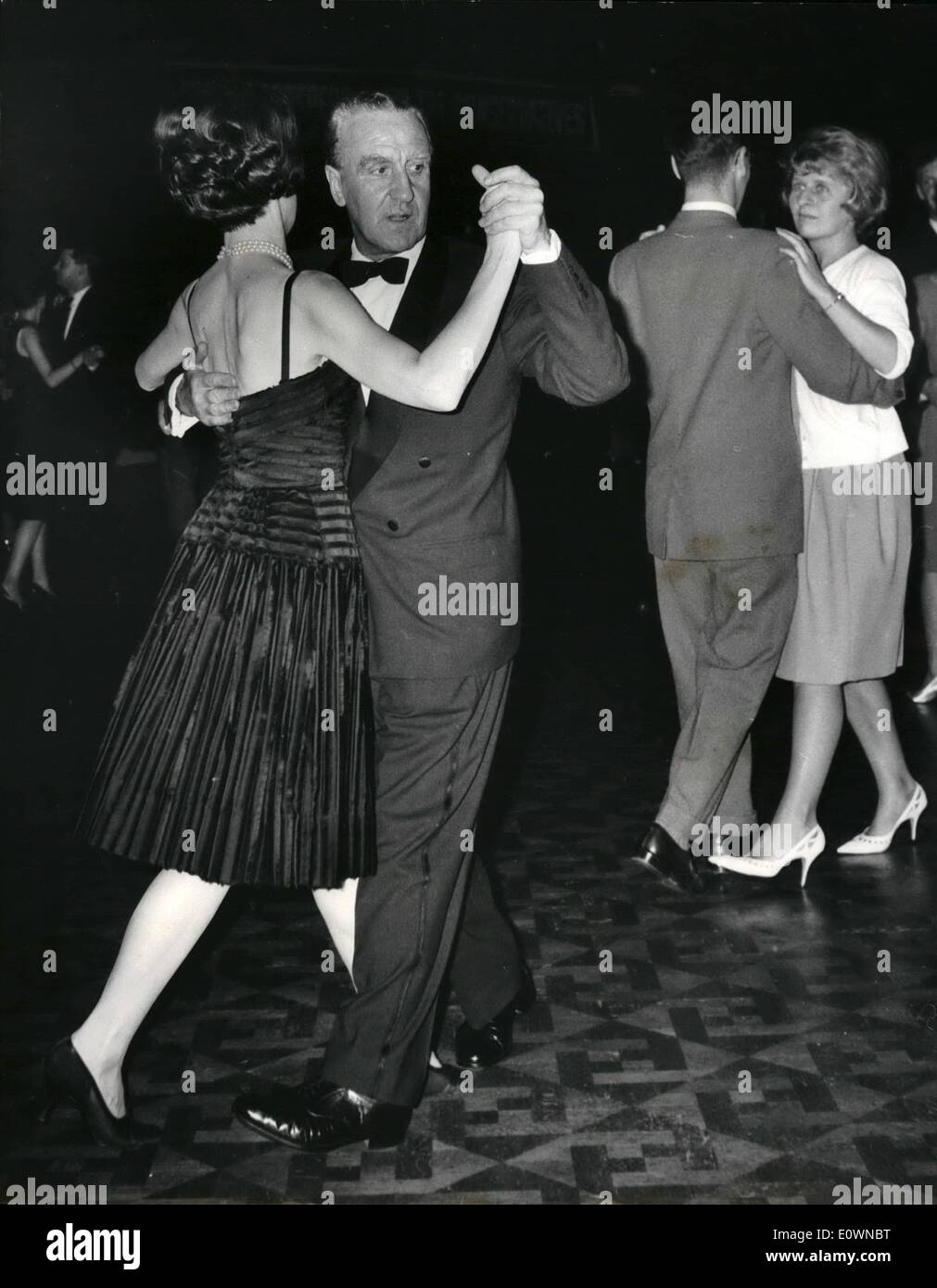 10. Oktober 1963 - junge konservative Ball in Blackpool. Foto zeigt Verkehrsminister Herr Enrest Marples Tänze mit seiner Frau, Stockfoto