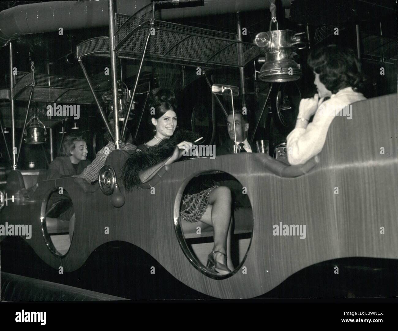 10. Oktober 1963 - biegen Sie von der Jahrhundert Atmosphäre an der Renault '' Pub''.: nach amerikanischen Stil '' Drogerie '' auf der Champs-Elysees in Paris, Paris wird haben nun die Wende des Jahrhunderts im Stil '' Pub'' bei Renault Store. Boxen für zwei oder vier Personen erinnern die alten Autos. Das Foto zeigt Starlet Monique Moviou als ein '' 1900 Belle'' in eines der Kästchen. Stockfoto