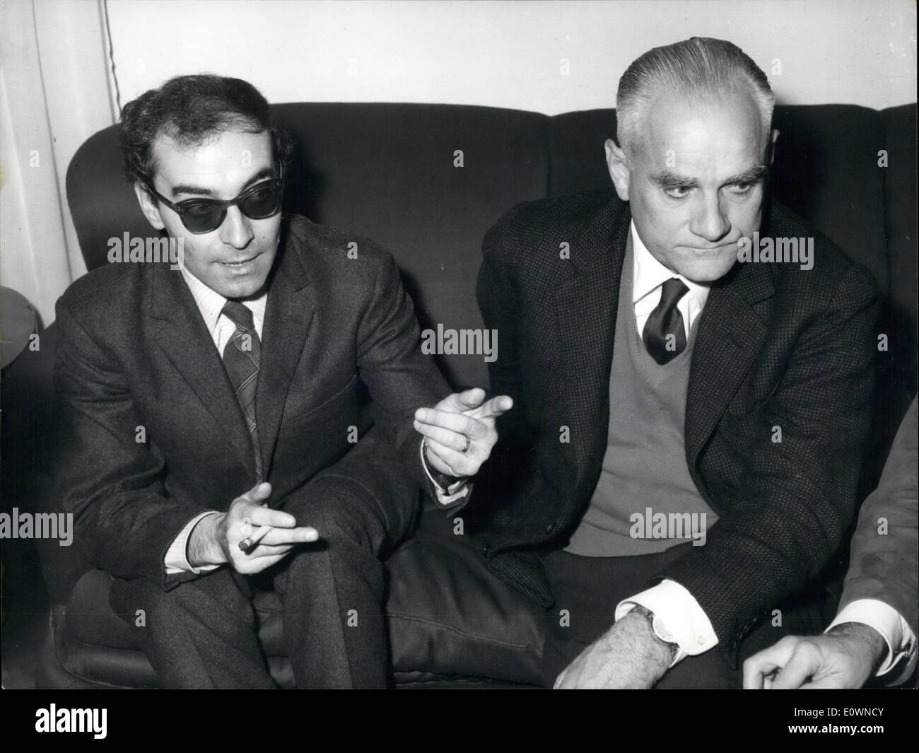 10. Oktober 1963 - Jean Luc Goddard der französische Regisseur des '' Versuchs '' mit Brigitte B. Dot eigentlich Moderatorin auf den römischen Screene, Hölle heute Nachmittag Caprees Konferenz zu seiner Entscheidung, nehmen Sie seine Nare aus der Filmproduktion oder den Grund erklären. Es Scems, die gegen seinen einige der Szenen wünschen wurden abgeholzt. Hes wird wahrscheinlich zu eine Klage gegen die Filmproduktion verleihen. Photot zeigt Jean Luc Goddard Regisseur des Films "der Versuch '' und Alberto Horavia der italienische Schriftsteller schrieb den Roman auf die der Film basiert. Stockfoto