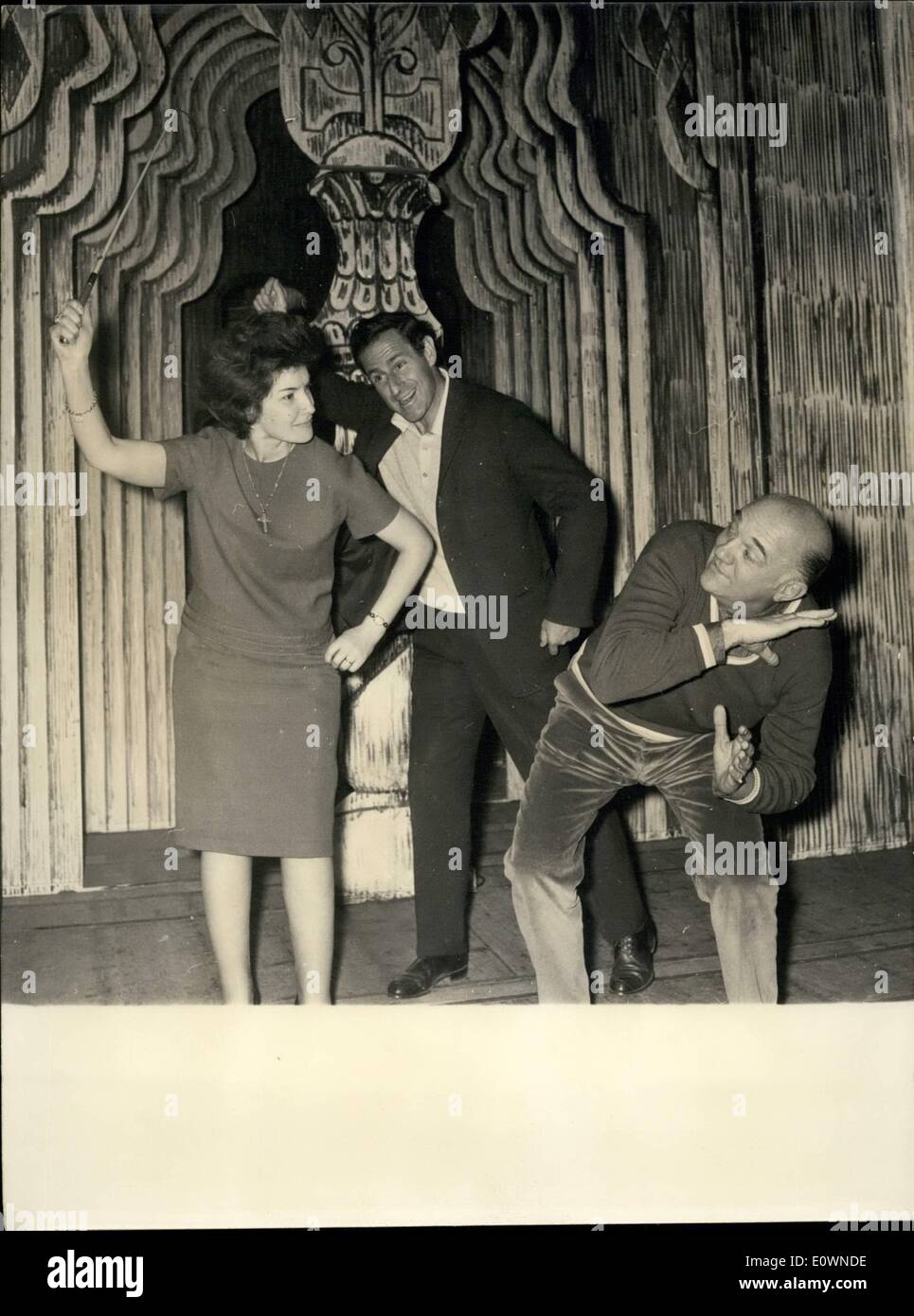 10. Oktober 1963 - Menotti Probe seiner neuen Oper in Paris '' The Savage Mann '' beobachten: am 22. Oktober wird die Opera-Comique in Paris Menottis neueste Werk "The Savage Man'' erstellen. Menoti kam eigens aus den USA, die Proben zu unterstützen. Foto zeigt Menotti Sänger Mady Mesple wie mit einer Reitpeitsche '' die wilden Mann '' gespielt von Gabriel Baquier getroffen. Stockfoto