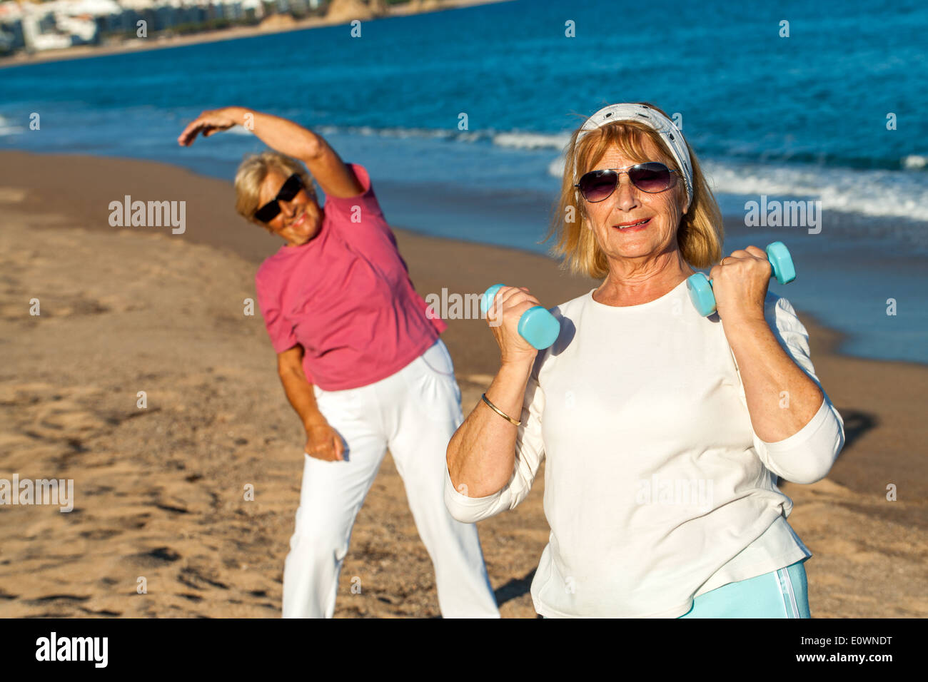 Weibliche Seniorenfitness-Session am Strand. Stockfoto