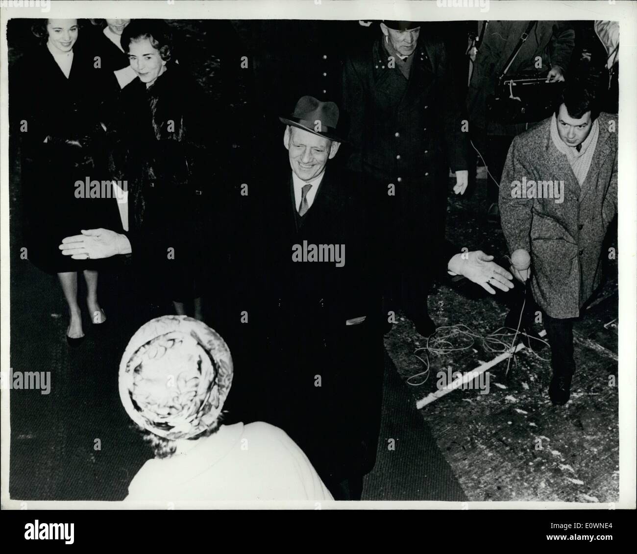 12. Dezember 1963 - Royal umarmen im Flughafen Arms weit offen, König Frederick von Dänemark, zu großen seine Tochter, Prinzessin Margrethe stürzt, als sie, am Flughafen von Kopenhagen nach ihrer Tour-f ankamen, den Nahen Osten und Japan, auf dem Bild (von links in den oberen Anschluss sind) Prinzessin Bendedikte, Prinzessin Anne-Marie (teilweise verdeckt) und Königin Ingrid. Stockfoto