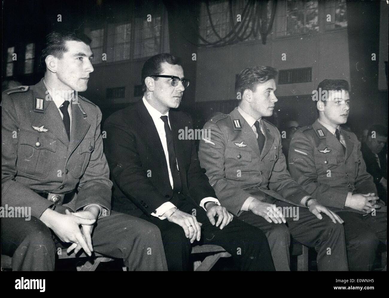 1. Januar 1964 - Anweisungen der Bundeswehr auf dem Prüfstand: Martials vier Ausbilder der Bundeswehr Fallschirmjäger-Einheit in Nagold sind In den letzten einer Reihe von Gericht Gericht für ihr schlechtes Verhalten gegen Soldaten konfrontiert. Die Angeklagten sind von links die Korporale Ingo Fischer (Ingo Fischer) und Manfred Lauster (Manfred Lauster) und des Pcf Jugen Mayer (Jürgen Mayer) und Bodo Heitmann (Bodo Heirmann) Stockfoto