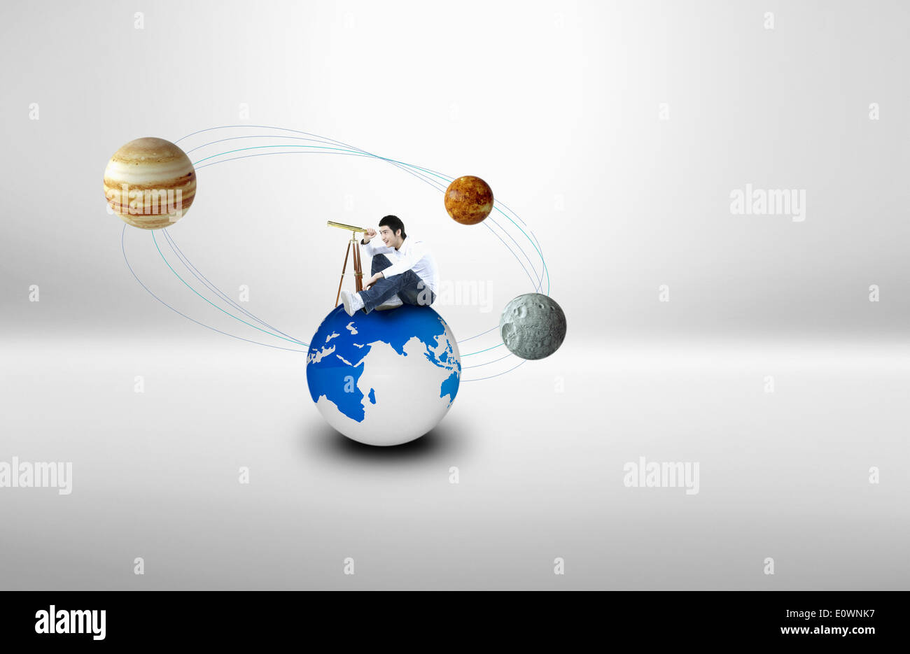 ein Mann beobachtet Planeten sitzend auf der ganzen Welt Stockfoto