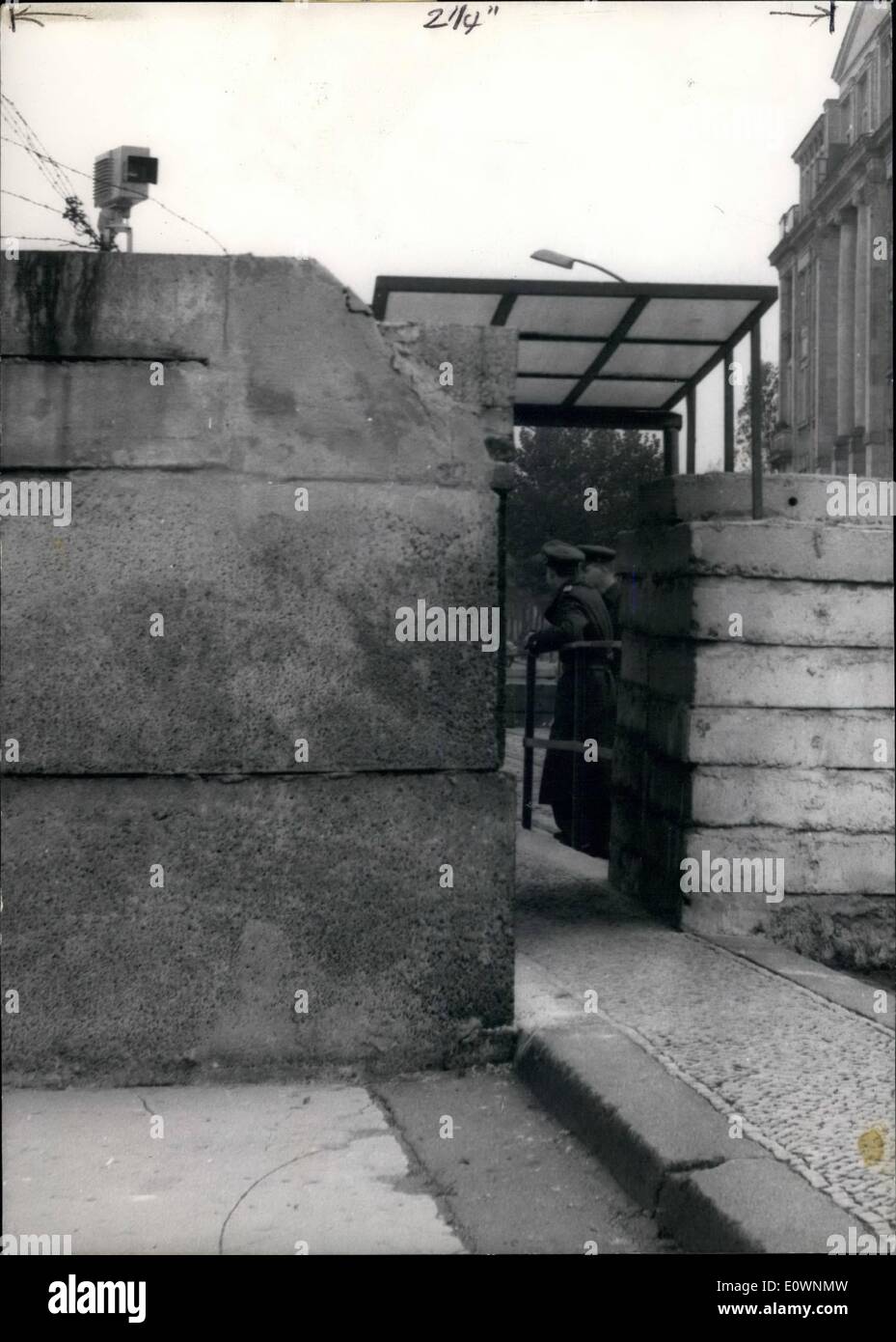 10. Oktober 1963 - Vopos sperren mit TV-Auge nach West-Berlin: Fore um besser zu sehen, was passiert in West-Berlin, die Ost-Zone Polizei stationiert ein TV-Auge an der Oberseite der Wand in der Berliner Chaussee-Straße. Check-Point-Chaussee-Straße auf der linken Seite an der Wand der '' rot-Fernsehen-Auge " Stockfoto