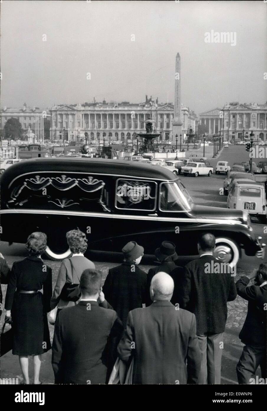 14. Oktober 1963 - der Leichenwagen Edith Piafs Sarg tragen Stockfoto