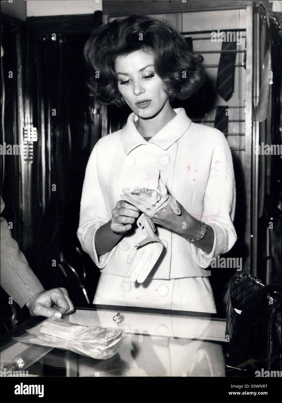 23. Oktober 1963 - kam Irina Demich die charmante französische Schauspielerin heute in Rom anwesend sein, um die Leistung von '' The Longest Day'', die morgen in ein großes römisches Theater stattfinden wird. Produzent Darryl Hanuck wird die Schauspielerin in Rom morgen früh erreichen. Irina verbringt ihre Zeit in den wichtigsten Straßen der Stadt einkaufen gehen und wir sie bei der Auswahl der Handtasche, Röcke und Handschuhe in einem berühmten römischen Shop abgebildet. Stockfoto