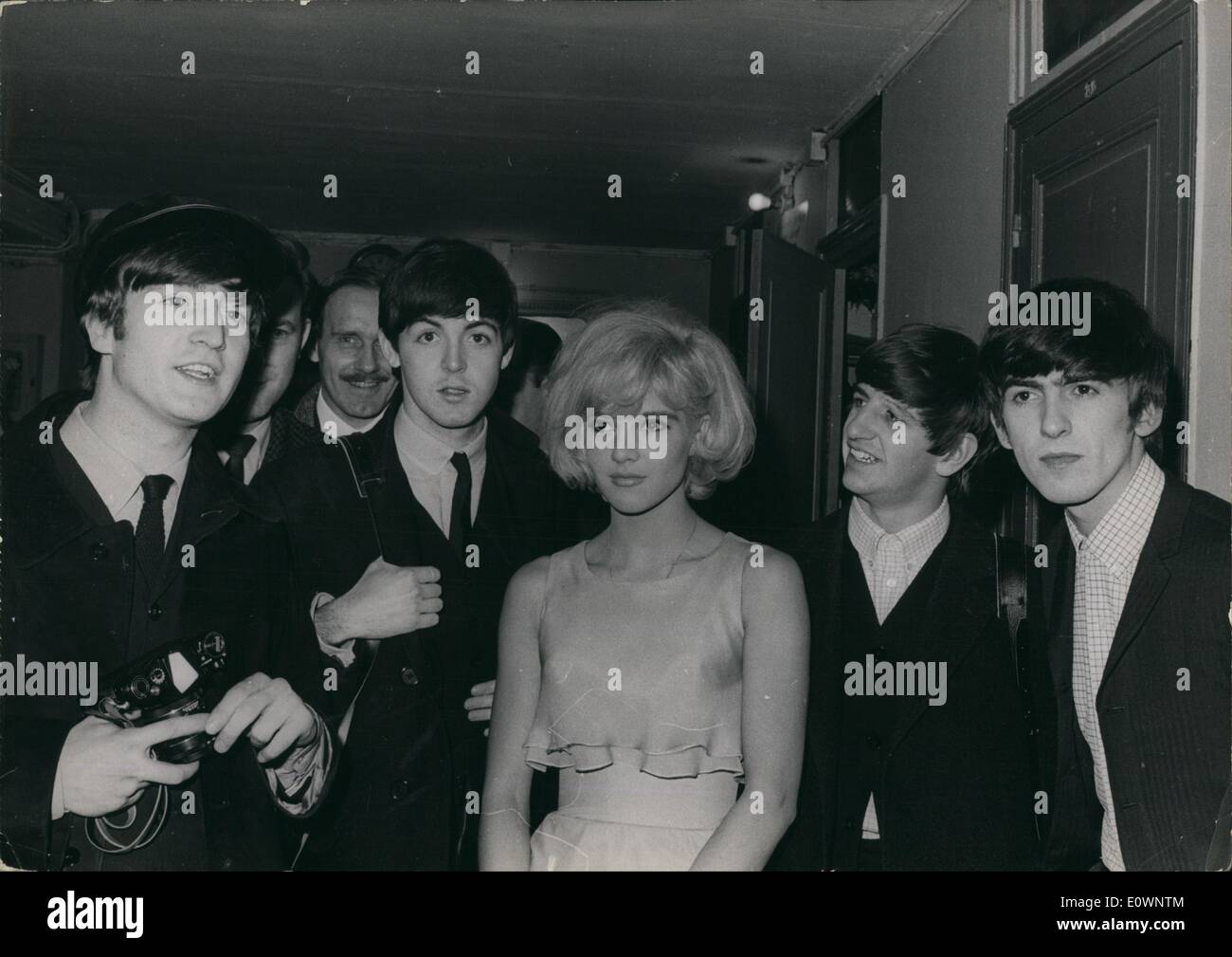 1. Januar 1964 - die "Beatles" eröffnen in Paris: The Parisern, die gestern Abend im Olympia Zuckerrohr für die Eröffnungsshow der '' Beatles'' dem britische singen-Team einen mitreißenden Applaus am Ende ihrer Leistungsfähigkeit gab. Obwohl das französische Publikum nicht verstehen konnte, was sie über sangen sie konnte spüren Sie den Rhythmus und es zu schätzen. Foto zeigt die Beatles mit Co-Star der Show französische Chansonsängerin Syl Vartan vie. Ringo Starr (zweiter von rechts) scheint fasziniert durch ihre blonden Haare. Stockfoto