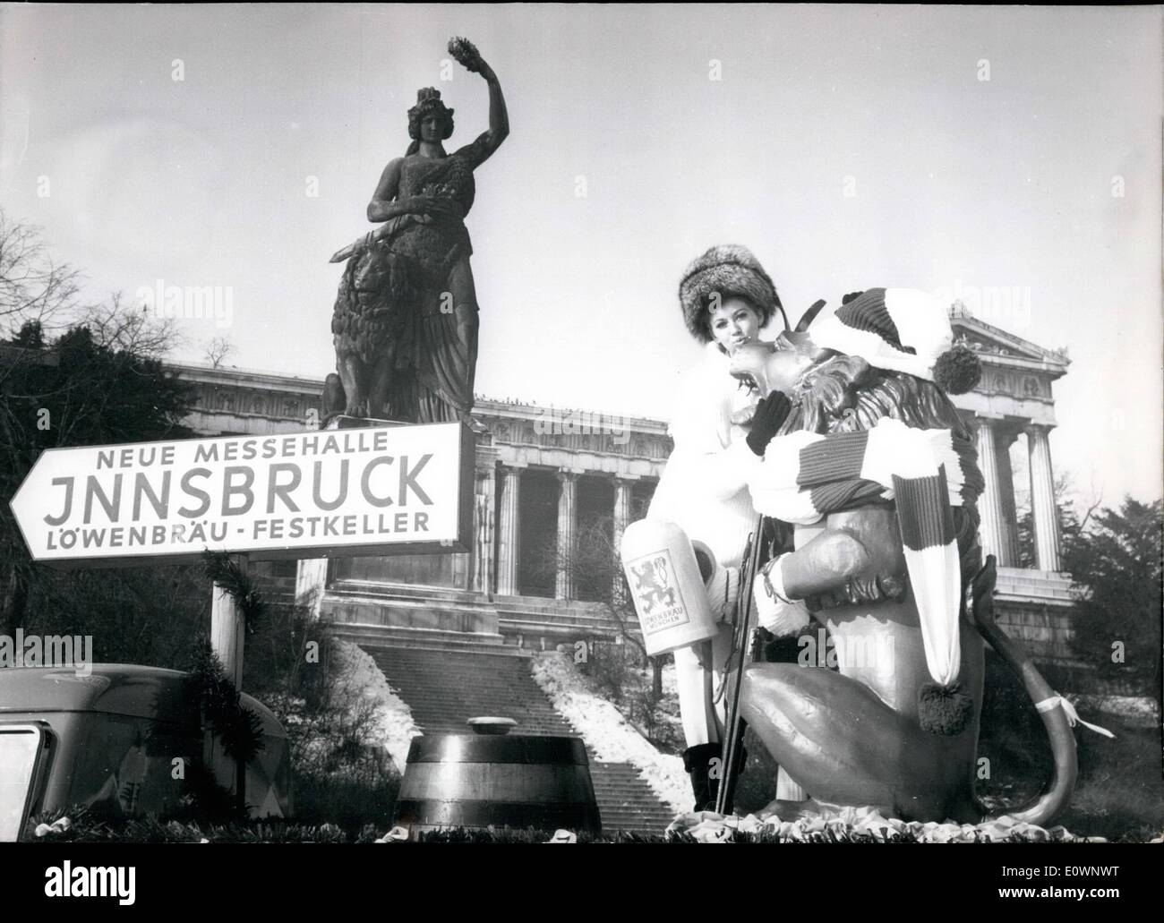 1. Januar 1964 - guten Geschmack... zeigt der Olympischen Löwe, wenn er die wunderbare '' Christine'' für seine Begleiter zum Innebruck gewählt. Die beiden sind gut angepasste heraus für den Ski-Sport und rotblättrige gestern München Reise nach Innsbruck, wo sie das Löwenbräu-festliche Inn in das neue Fahrzeug in Innsbruck am 25. Januar geöffnet wird. Dieses Gasthaus machen Propaganda für Bayern. Christine mit ihrem Löwen während der Fare-Brunnen auf Münchens "Theresienwiese" (im Hintergrund sehen Sie die Bayern Münchens Symbol. Stockfoto