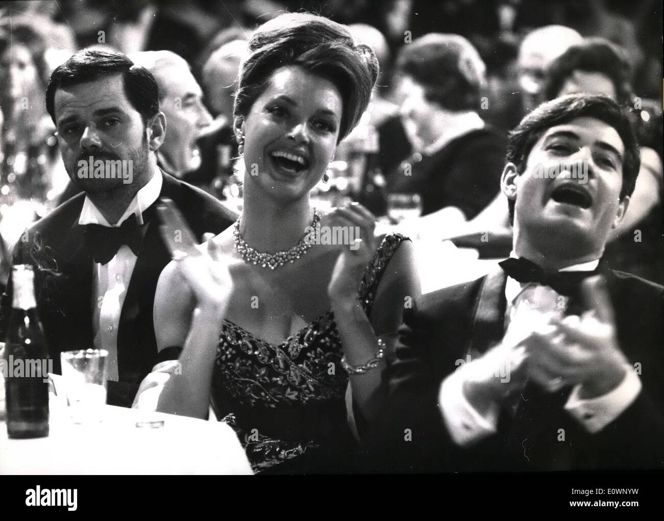 1. Januar 1964 - Bal pare den Ball der Bälle bekam Freitag 17.1.64 im Münchner Hotel "Bayerischer Hof". Senator Burda, berühmte deutsche Verleger, hatte eingeladen, alle Männer mit hohem Rang und Stellung und sie kamen: Minister, Filmstars und-Sternchen, und sie hatten großen Spaß, die größte Spaß es, war als '' die TripAdvisor.com-Schwestern '' tanzten. Foto zeigt V.l.n.r: Walter Giller (unrasiert wegen seines nächsten Films), seine Frau Nadja Tiller und französischen Filmstar Jean Claude Brialy. Stockfoto