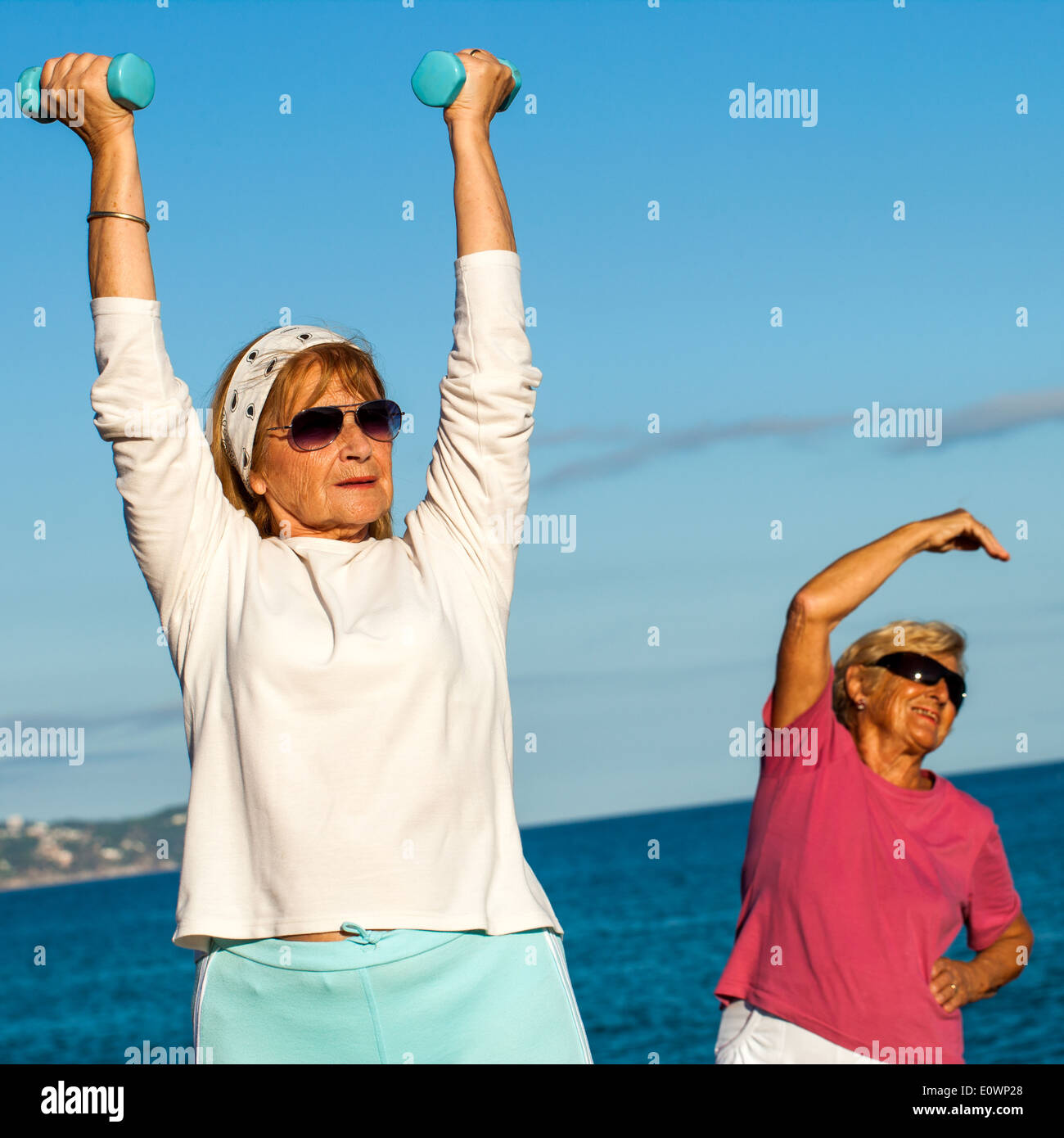 Ältere Damen Fitness-Übungen am Strand. Stockfoto