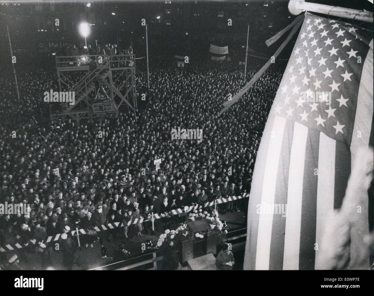 November 11, 1963-260 000 Berliner kommt zur Beerdigung-Feier: auf der Rudolph-Wilde-Platz, ab heute auf Kennedy Platz, 260 000 Berliner gibt dem Tod amerikanischen Präsidenten die letzte Ehre. Stockfoto