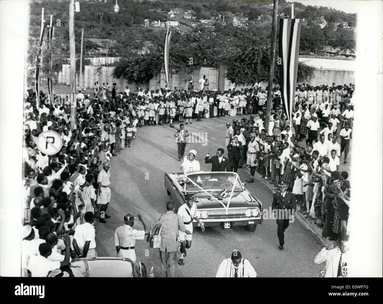 11. November 1963 - Beifall Hochzeit des Premierministers in Kampala, Uganda von den Zuschauern; Uganda ging mit einer landesweiten Demonstration von Loyalität und warm-hearted Affectuib Homosexuell, wie Prime Ministère Dr. Milton Obote in St. Pauls Cathedral - Namirembe, Kampala - Miss Mira Kalule verheiratet war. Foto zeigt Gesamtansicht als das glückliche Paar erkennen den Beifall der Zuschauer - fuhren sie nach ihrer Hochzeit in Kampala, Uganda von der Kathedrale entfernt. Stockfoto