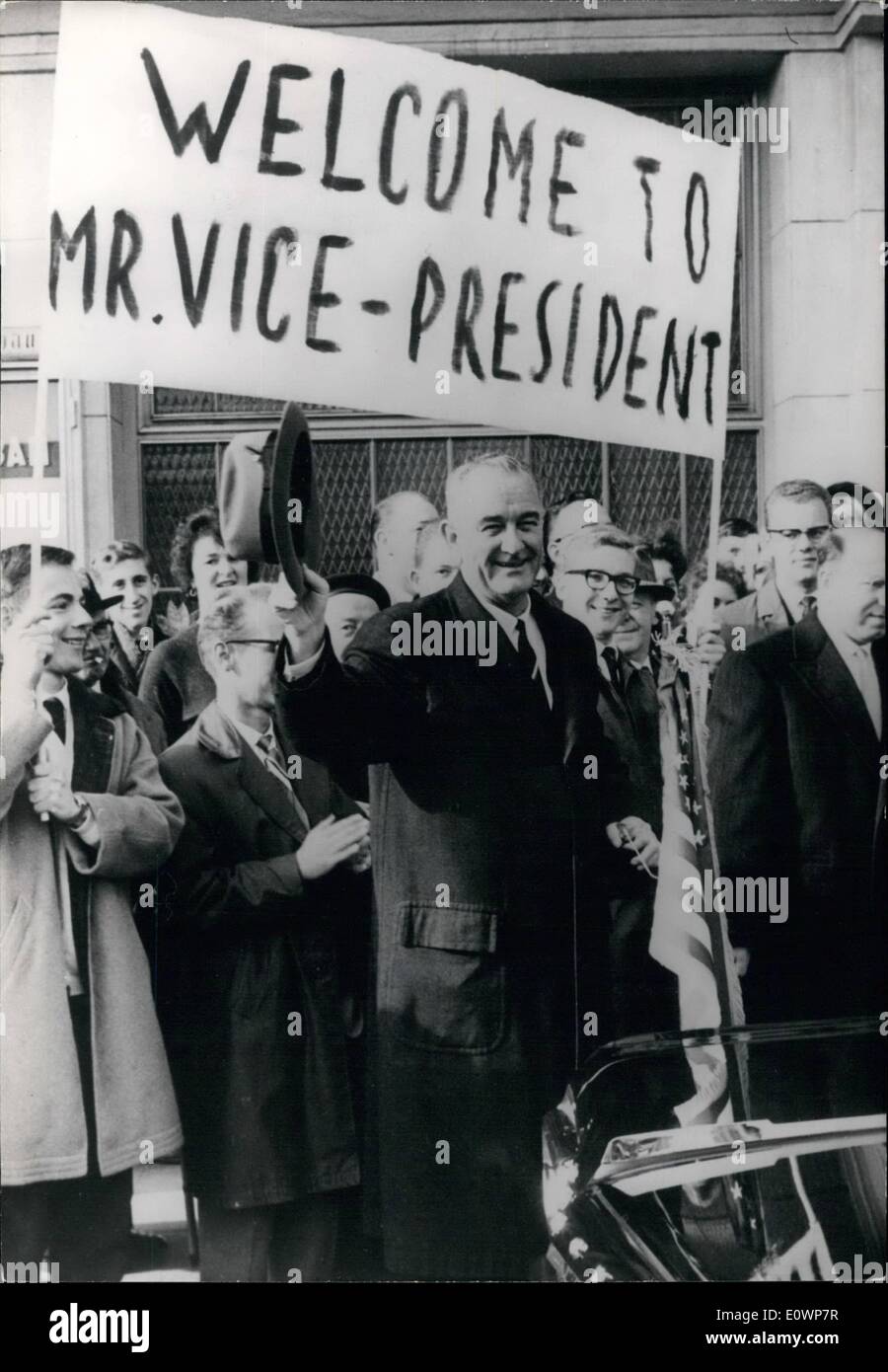 11. November 1963 - Mr Lyndon b. Johnson In Luxemburg... Mr Lyndon Johnson Vizepräsident der USA ist eigentlich auf Besuch in Luxemburg... OPS:-Mr Lyndon Johnson im Bild mit jubelnden Menschenmenge vor seinem Hotel in Luxemburg. Stockfoto
