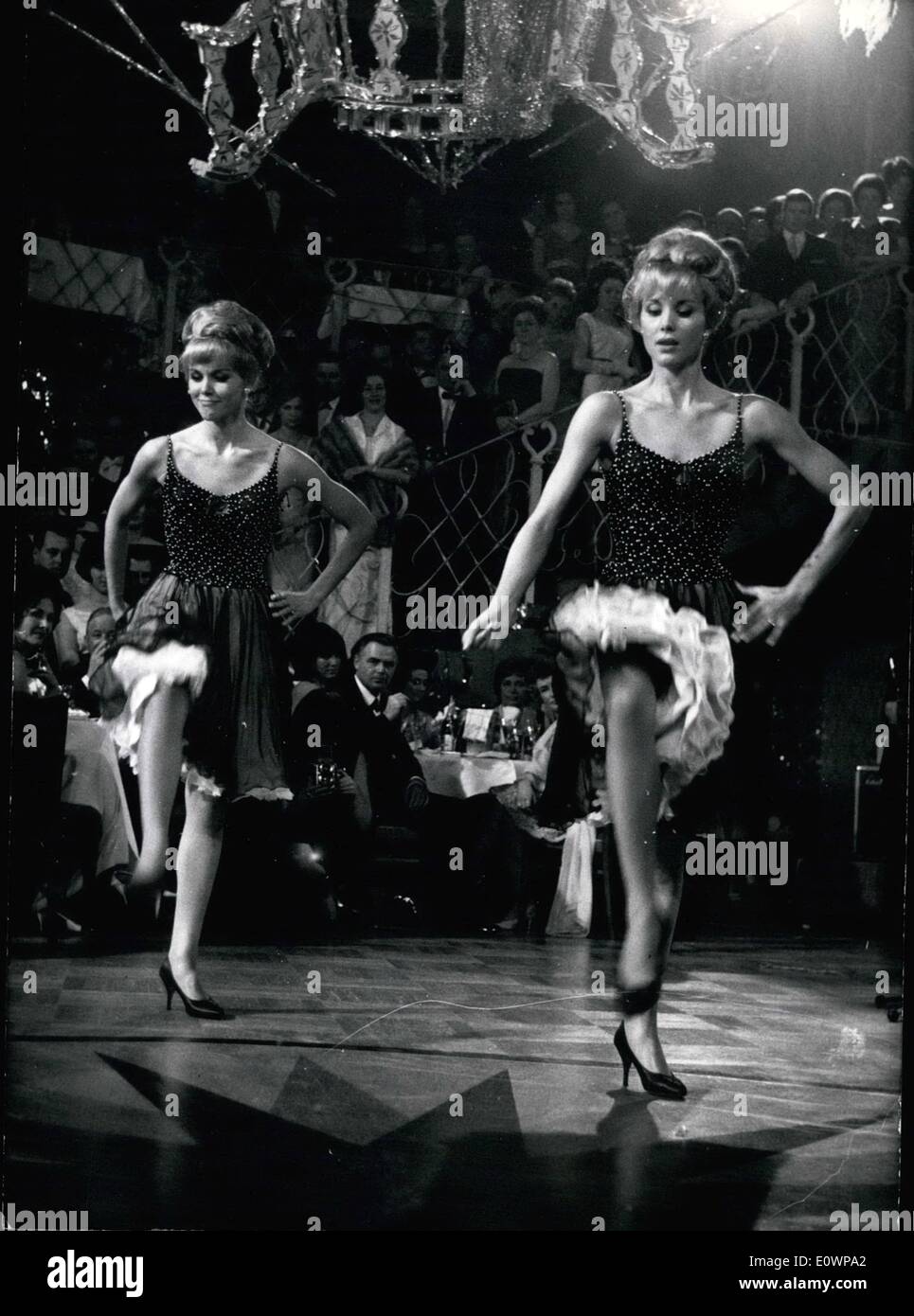 1. Januar 1964 - Bal Pare: Der Ball der Bälle bekam Freitag, 17. Januar 64 in München Hotel "Bayrischer Hof". Senator Burda, berühmte deutsche Verleger, hatte alle Männer mit hohem Rang und Position eingeladen. Und sie kamen: Minister, Film - Stars und -Sternchen. Und sie hatten großen Spaß. Größten Spaß war es, als '' The Kessler-Sisters'' tanzten. Foto zeigt die Show von der '' Kessler-Schwester " Stockfoto