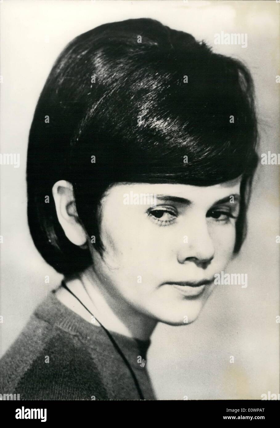 1. Januar 1964 - Minou Drouet bekommt eine neue Frisur: '' Beatle'' wie Minou Drouet, um 16 Uhr, ist bereits eine alte Dichterin. Sie begann eine Karriere im Alter von 8 und war auf einmal in der Mitte einer Kontroverse über, wer der Autor der Gedichte von ihr unterzeichnet war. Jetzt ist ein Teenager und liebt es zu verdrehen. Als die "Beatles" ihre Eröffnung bei Olympia wieder in Paris hatte, beschloss sie, es mit einer neuen Frisur zu besuchen. Sie bat Diane de Paris, ihr Friseur färben ihre Haare braun und Stil, die ihnen der Weg der "Beatles" Kämmen Sie Ihre. Das Foto zeigt einen dicken Pony auf der Stirn, und lange locken den Trick tun Stockfoto