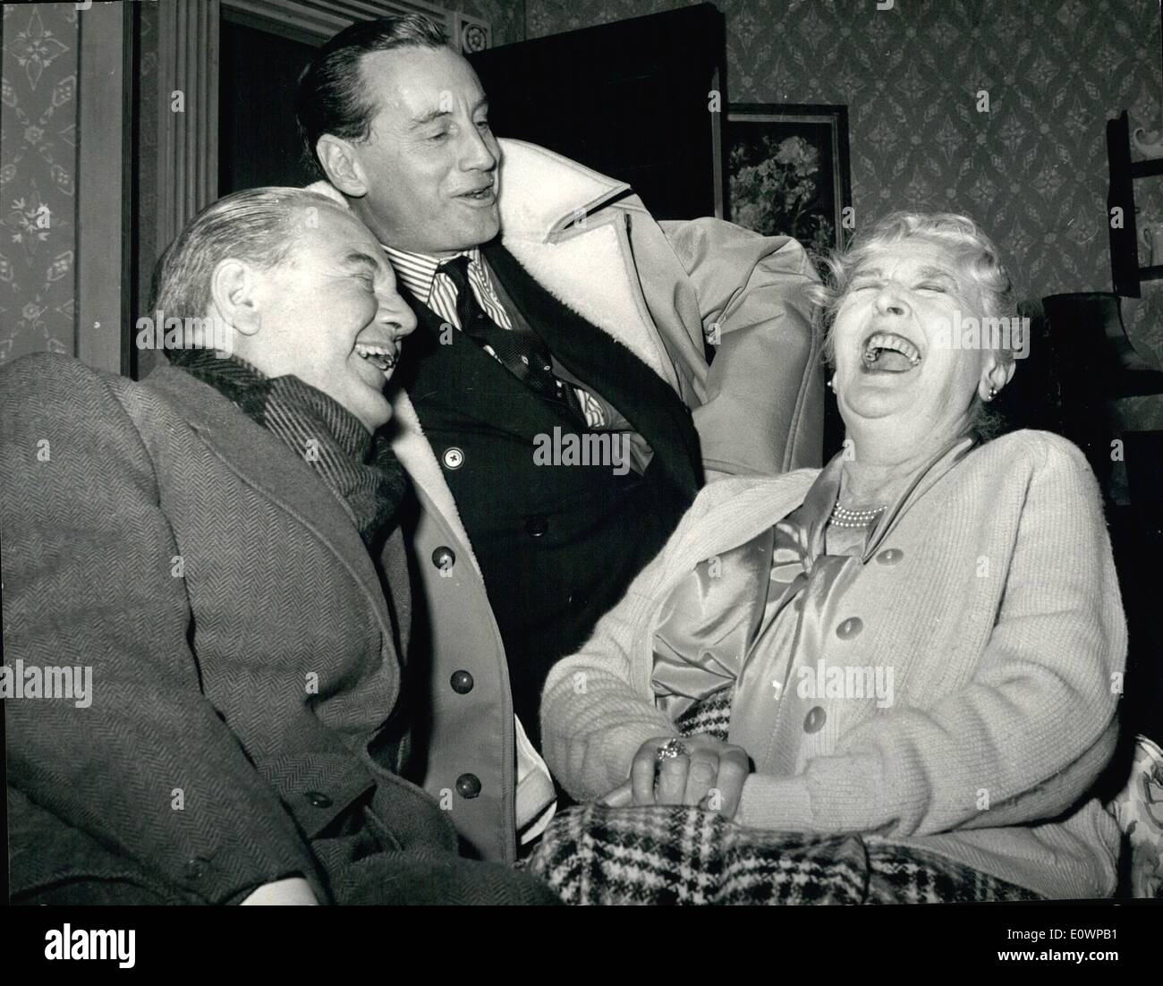 1. Januar 1964 - '' die nur ungern PEER''. WILLIAM DOUGLAS-HOME, Dramatiker Bruder von Premierminister SIR ALEC DOUGLAS-HOME, hat ein Stück über ein Märchenbuch britischer Peer, gibt seinen Titel stehen für das Parlament als Premierminister (wie SIR ALEC) geschrieben. Das Spiel mit dem Titel '' The nur ungern Peer'' wird im Londoner Duchess Theatre am 15. Januar geöffnet. Foto zeigt: Autor WILLIAM DOUGLAS-HOME (Mitte) macht einen Kommentar zu lachen NAUNTON WAYNE spielt Earl Lister und DAME SYBIL THORNDIKE, Gräfin von Lister spielt. Stockfoto