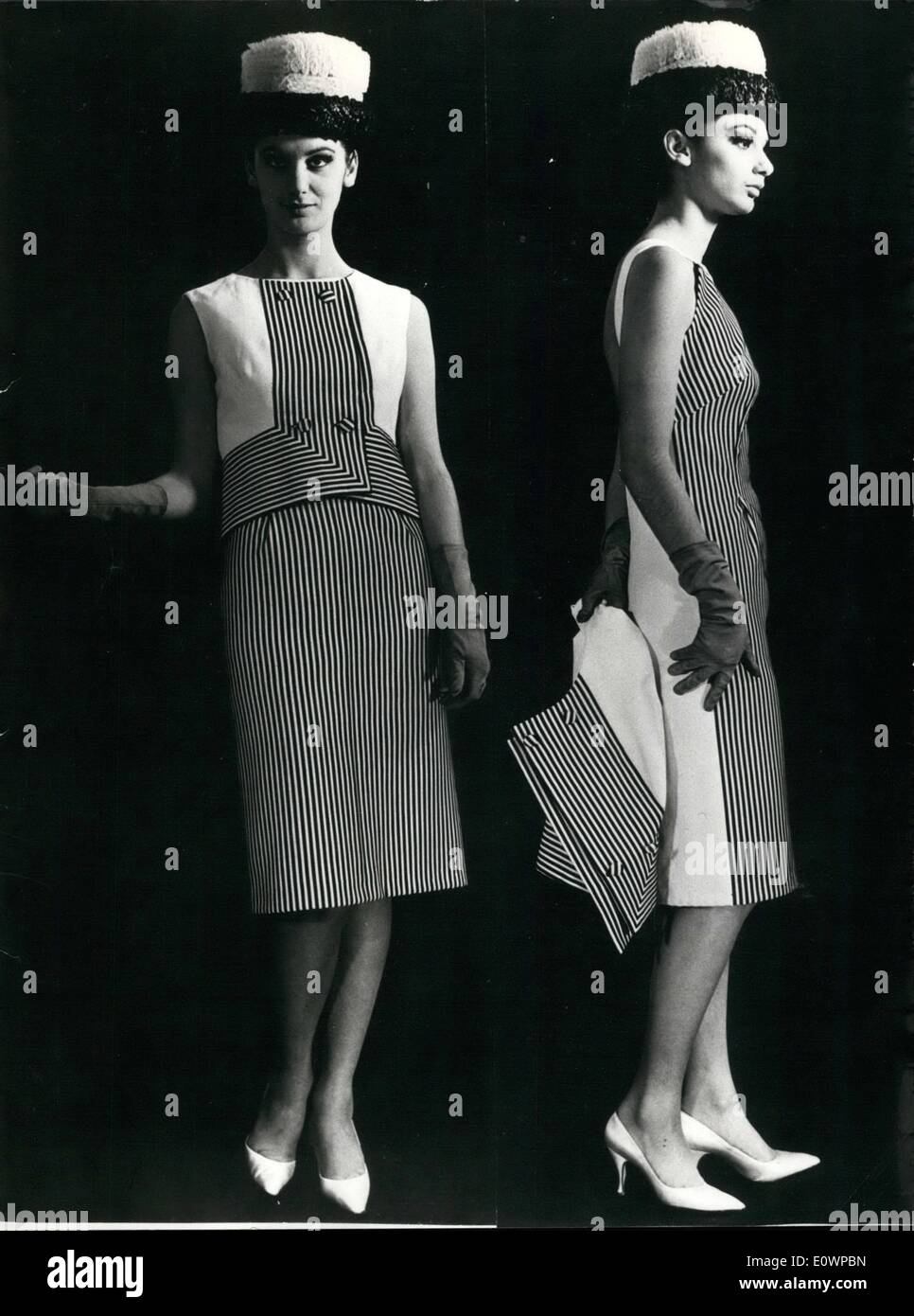 1. Januar 1964 - ist '' Jeunesse'' der Name dieses schwarz-weiß gestreiften Kleid und Jacke; die Linie des Kleides ist gerade mit tiefem Ausschnitt im Rücken. Kleid-FN wurde heute Nachmittag bei einer Modenschau in Rom vorgestellt. Stockfoto