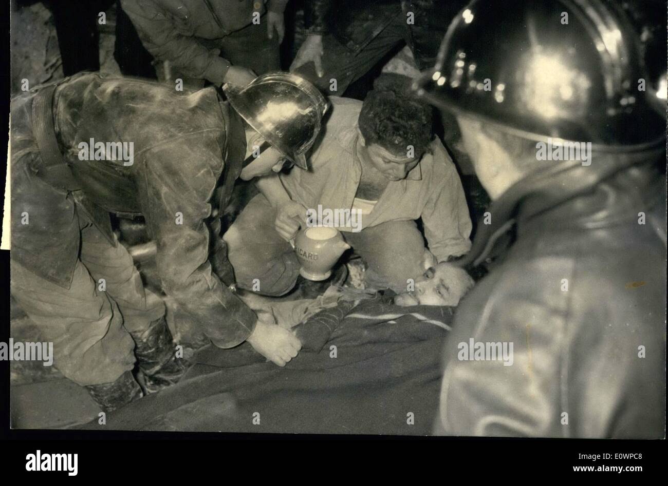 1. Januar 1964 - A Gebäude unter Konstruktion zusammenbricht In Paris: 15 Toten stürzte gestern Nachmittag, ein Gebäude im Bau am Boulevard Lefebvre, im südlichen Teil von Paris. Massen von Zement, Eisen und Steinen fiel auf die Männer, die auf das Gebäude arbeiteten. Die vorliegenden Maut: 15 Tote, 16 verletzte und 4 bis 10 verlorenen Männer ganz sicher tot unter den Massen. Foto zeigt: Ein 42-jähriger Arbeiter Lucien Desfarges, Vater von 9, ist nach 4 Stunden Bemühungen evakuiert. Stockfoto