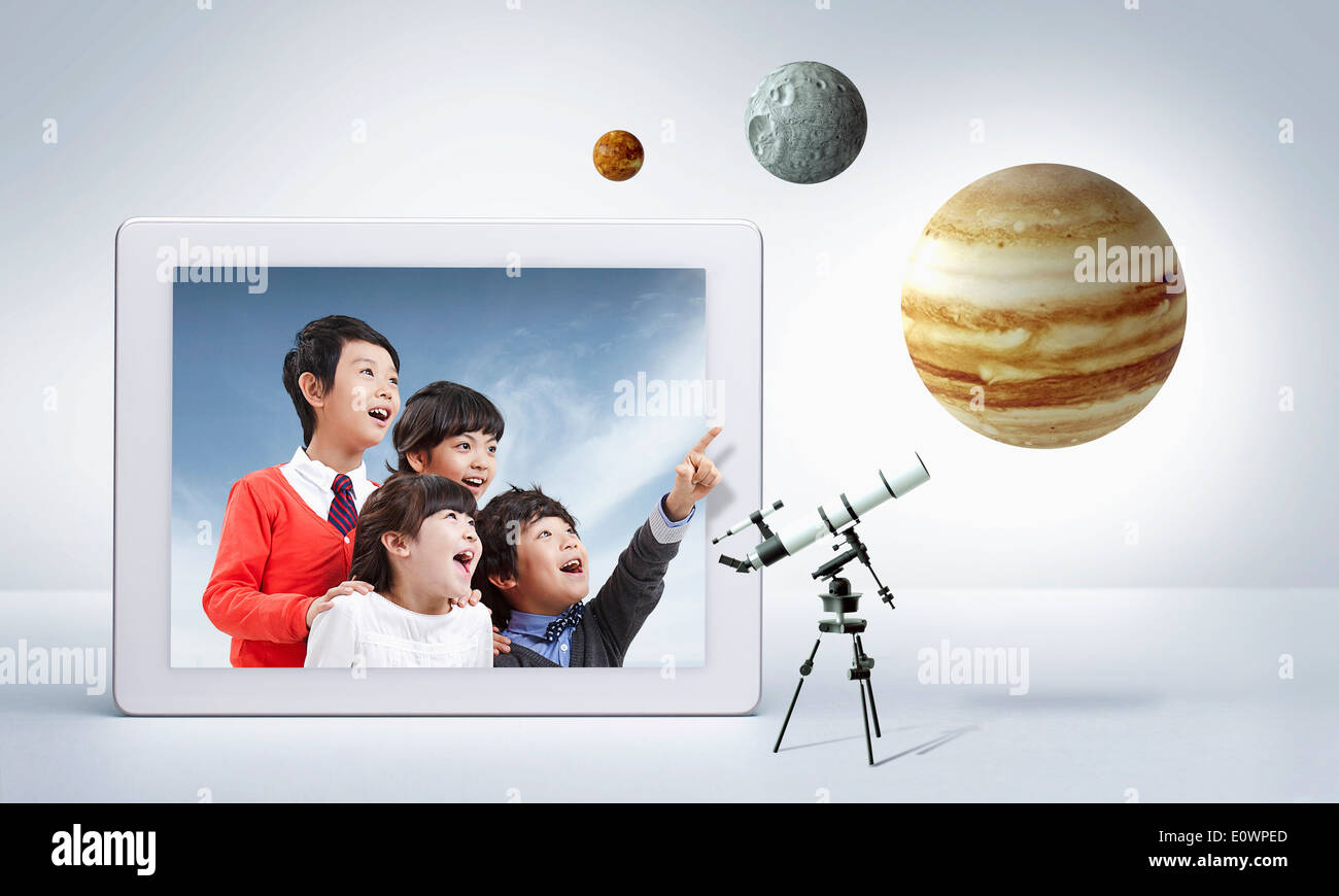 mehrere Kinder Blick auf Planeten Stockfoto