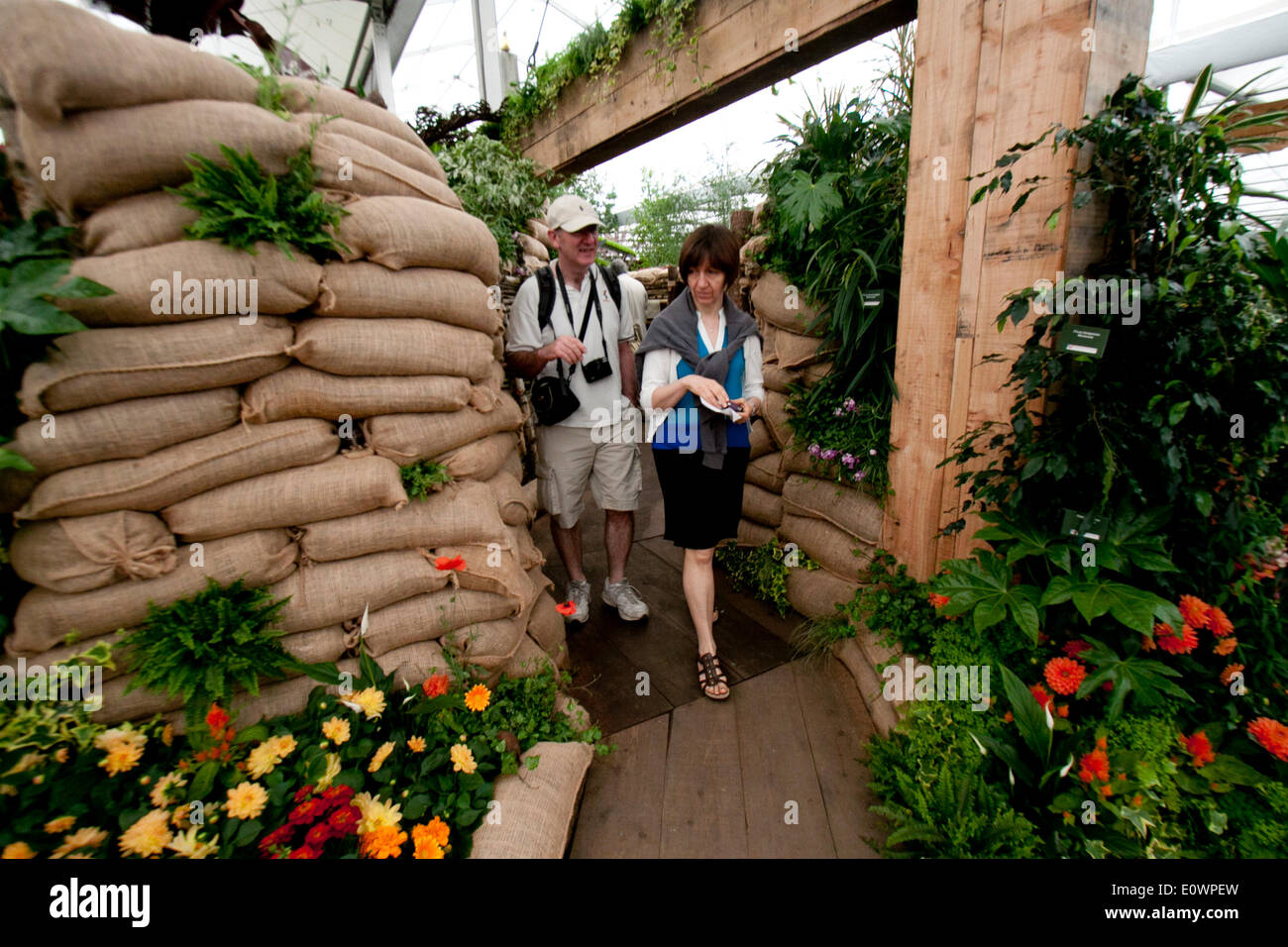 London UK. 20. Mai 2014. Besucher gehen durch den Bunker entworfen von Birmingham City Council bei der Chelsea Flower Show, die WW1 erinnert. Große Menschenmengen besucht die RHS Chelsea Flower Show, die für die Allgemeinheit geöffnet. Die renommierten Gärtnerei Show bietet Hunderte von Ständen und Exponate und ist 160.000 Besucher erwartet Credit: Amer Ghazzal/Alamy Live-Nachrichten Stockfoto