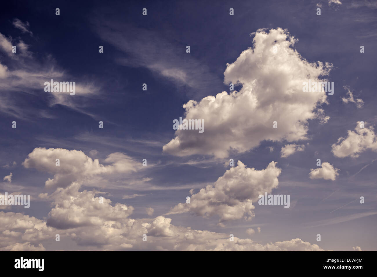 Schuss von Wolken und blauer Himmel im Sommer Stockfoto
